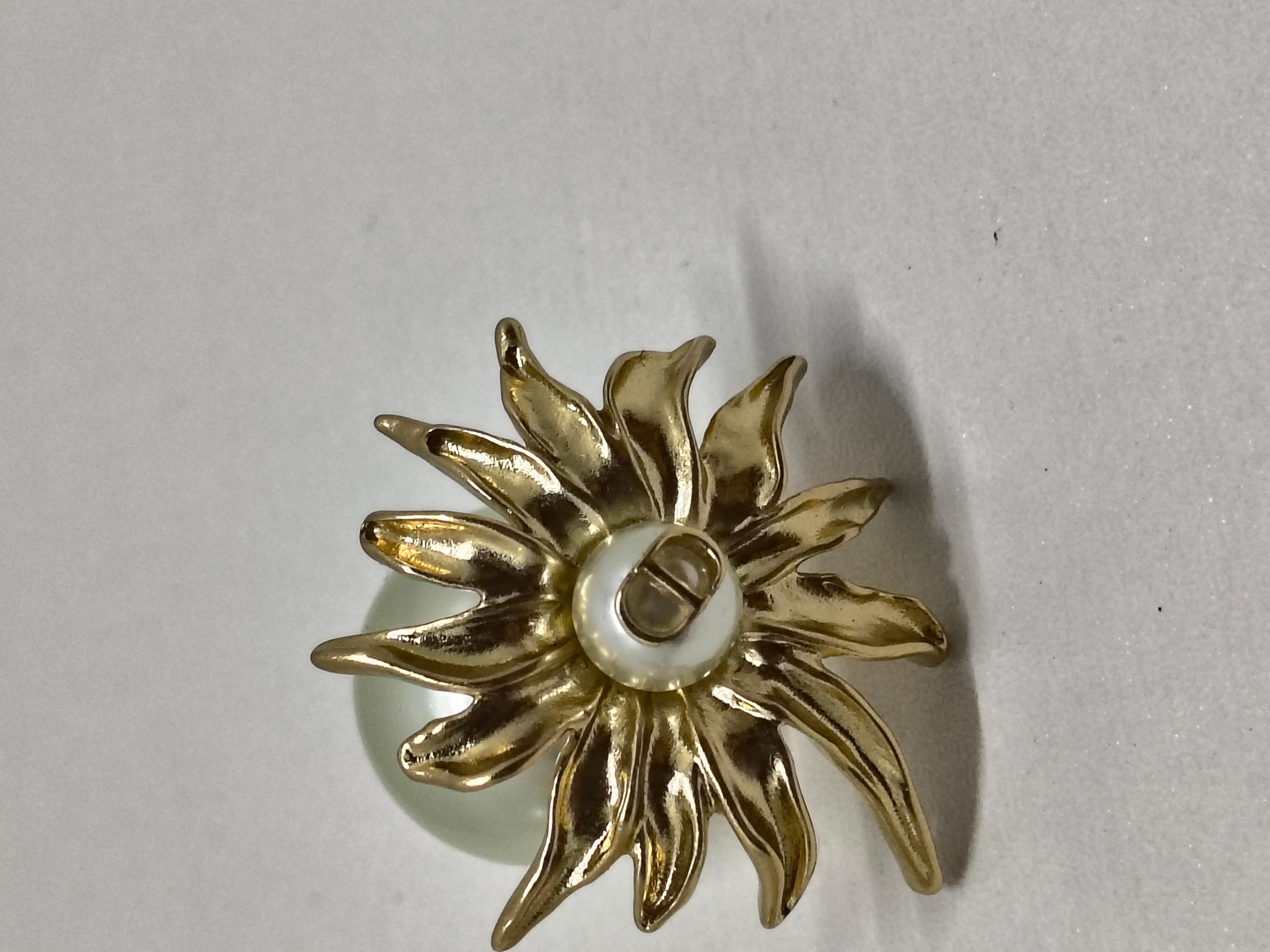 Radiate elegance with the Dior Sun Tribal Pearl Stud Earrings, a captivating fusion of classic sophistication and modern edge. These iconic earrings feature Dior’s signature double-sided Tribal Pearl design, with a luminous creamy-white pearl at the