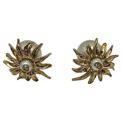 Orecchini con doppia perla tribale di Christian Dior