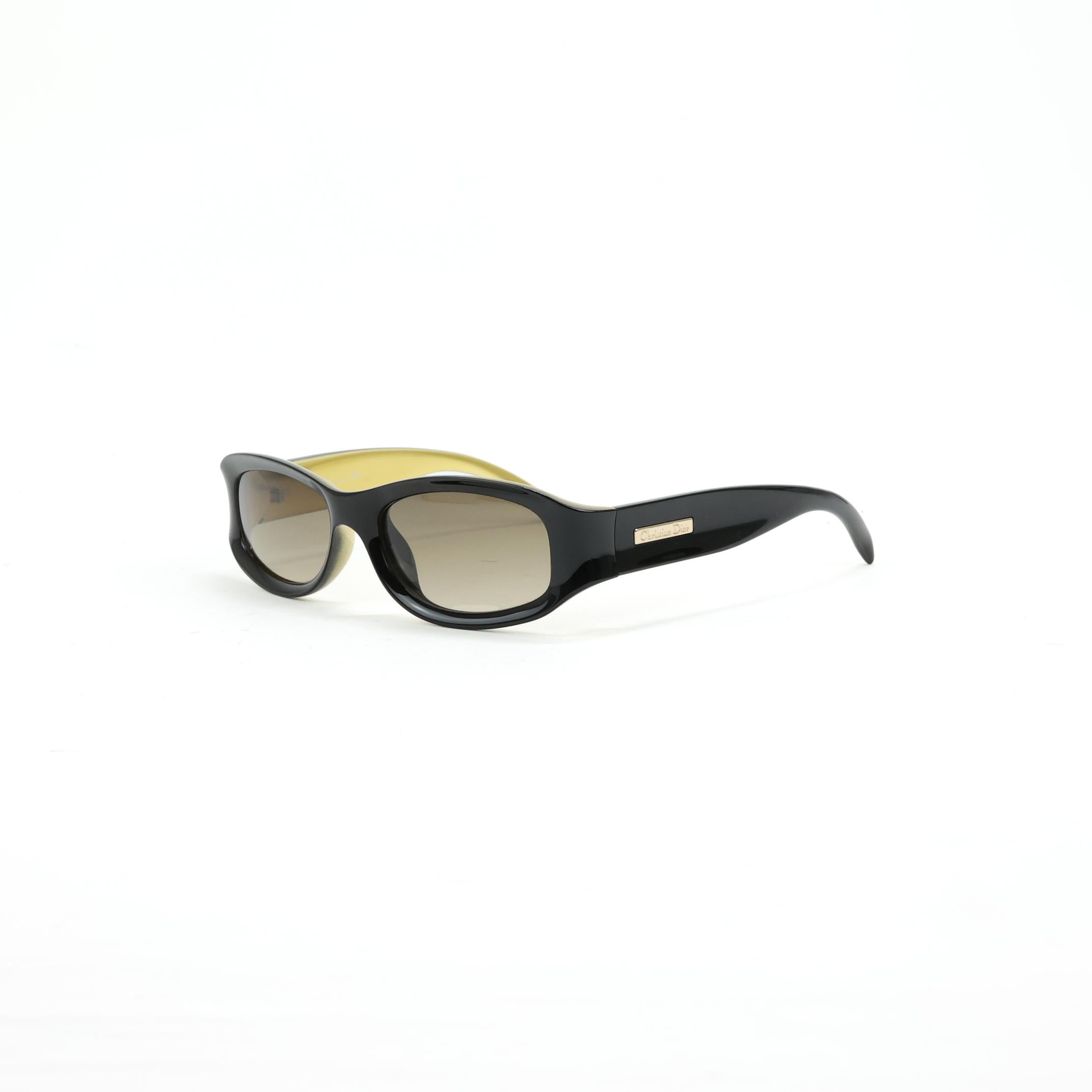 Dior sunglasses color black / gold. 

Condition: 
Really good.

Packing/accessories: 
Case.