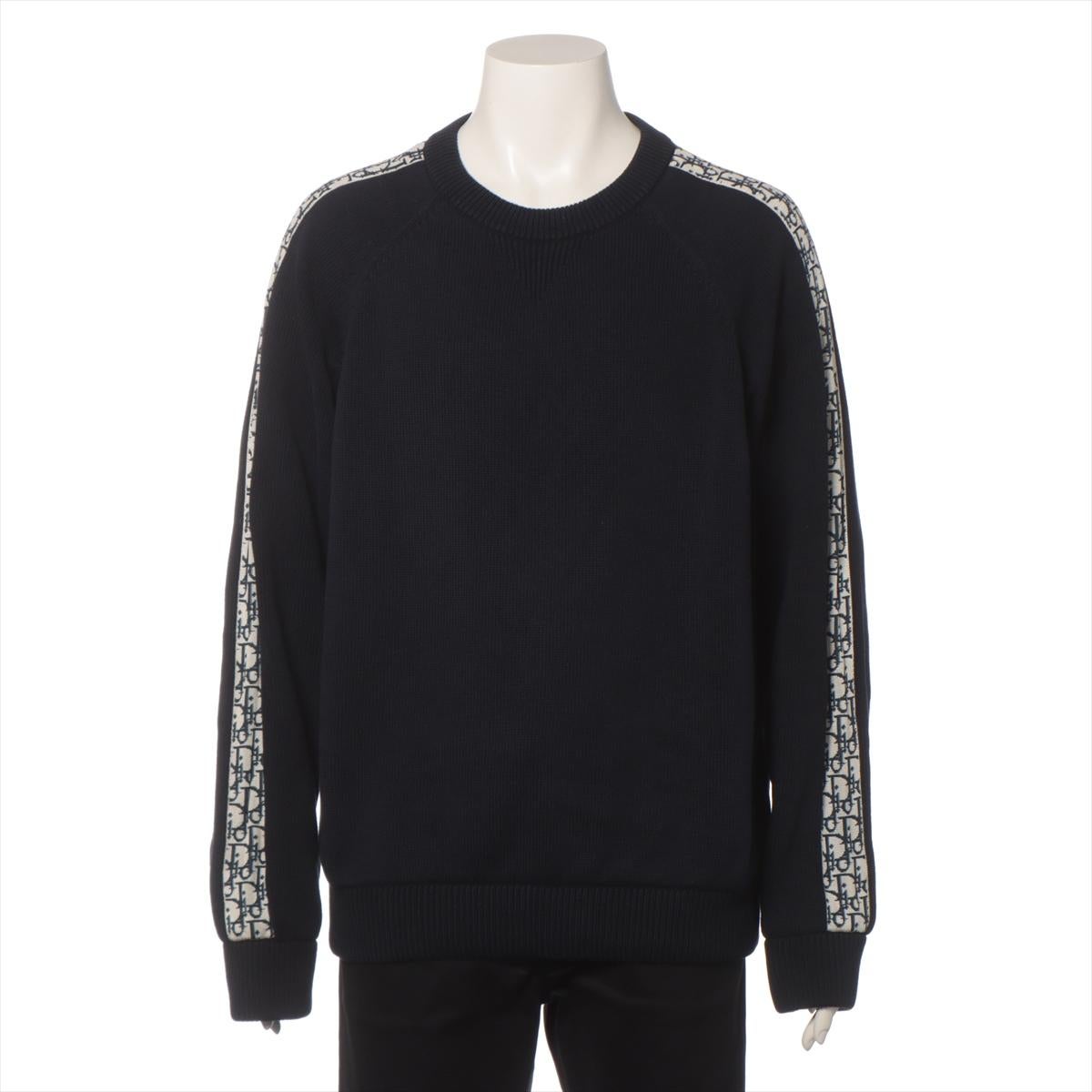 Le sweat Dior avec empiècements obliques offre une vision contemporaine du luxe décontracté. Confectionné en tricot de coton doux dans une riche teinte bleu marine, ce sweat-shirt respire le confort et le style. Le motif iconique Icone de Dior orne