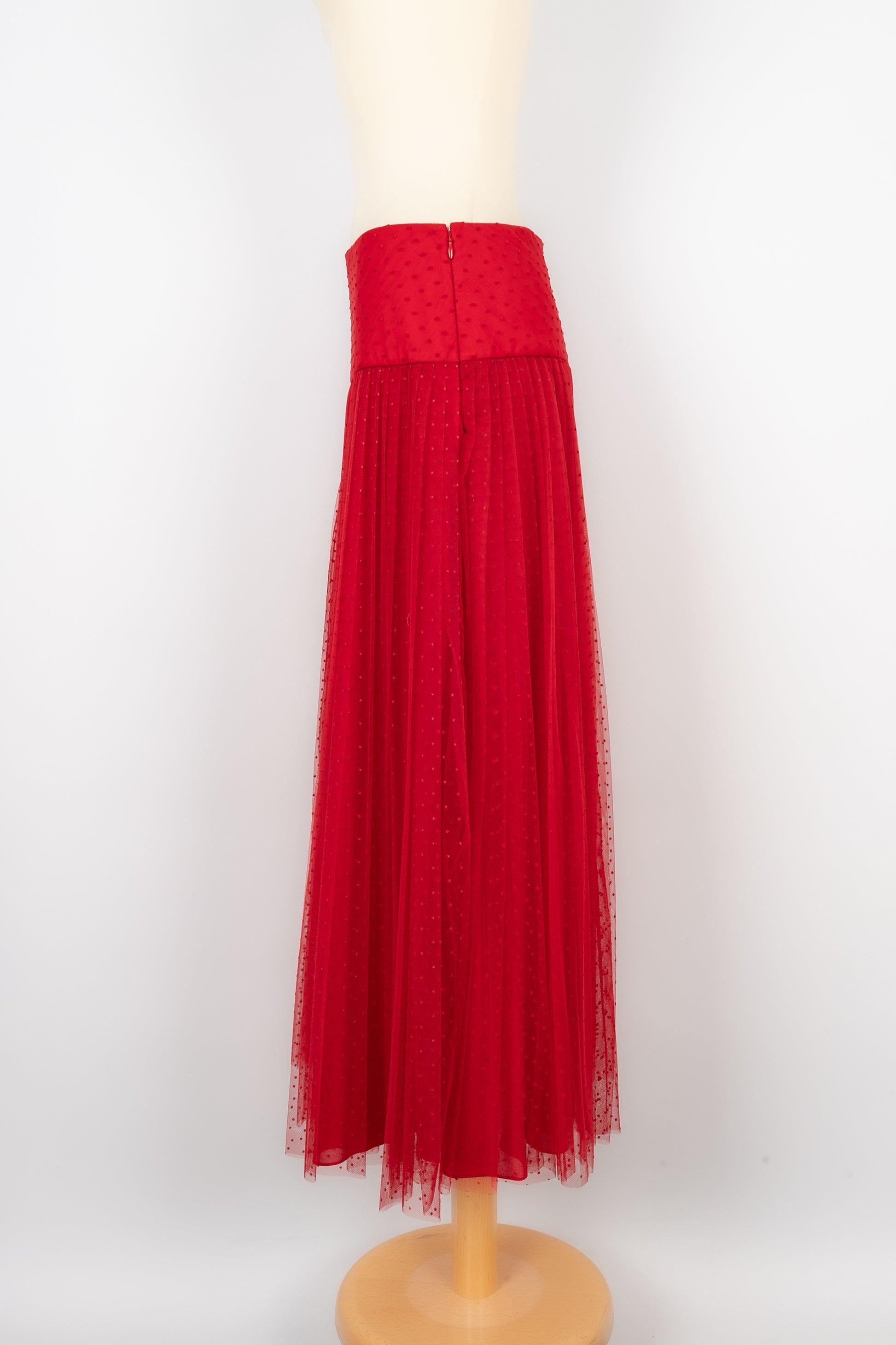 Dior- (Made in France) Long red tulle skirt. No size nor composition label, it fits a 38FR.

Additional information:
Condition: Very good condition
Dimensions: Waist: 35 cm - Length: 83 cm
Seller Reference: FJ115
