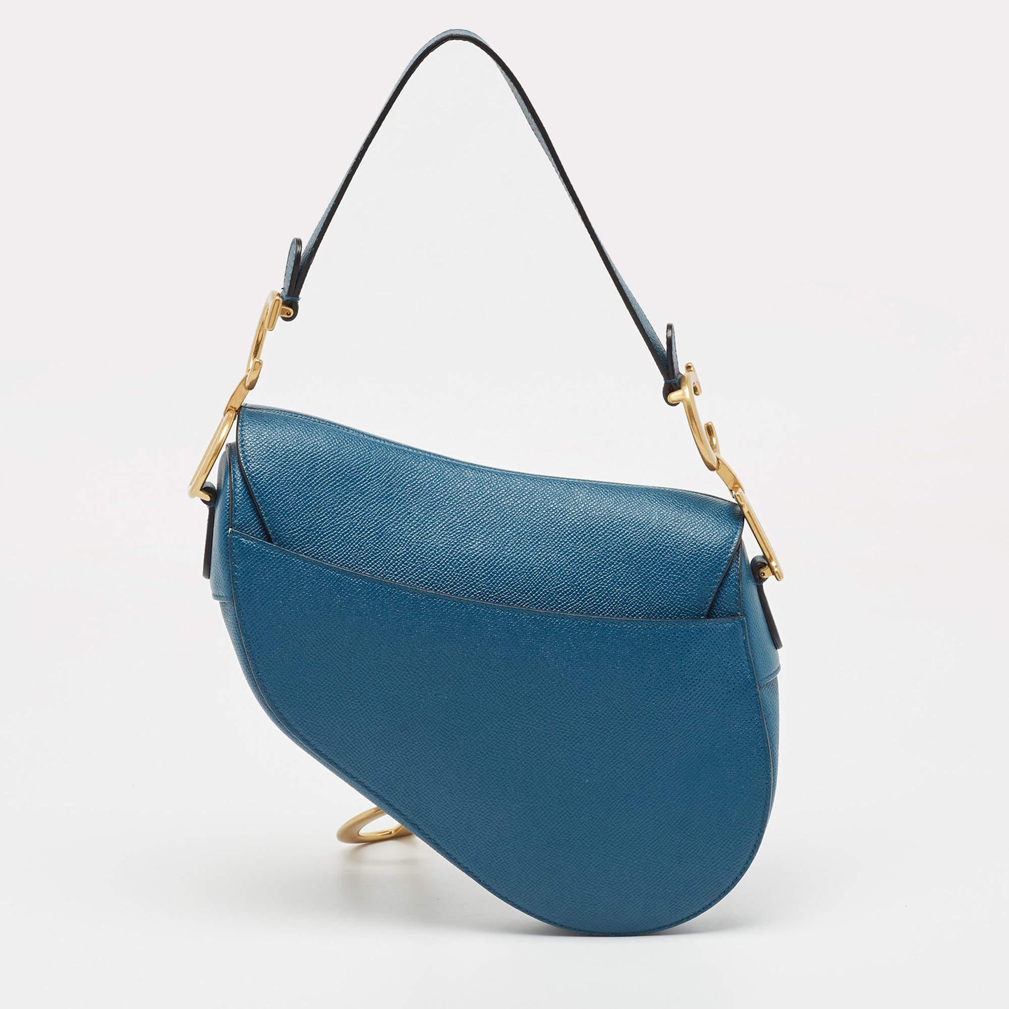 Ce sac à bandoulière Dior Saddle est idéal pour ranger vos affaires essentielles en un seul endroit. Il présente des détails remarquables et offre un aspect de luxe.

Comprend : Bandoulière brodée Dior