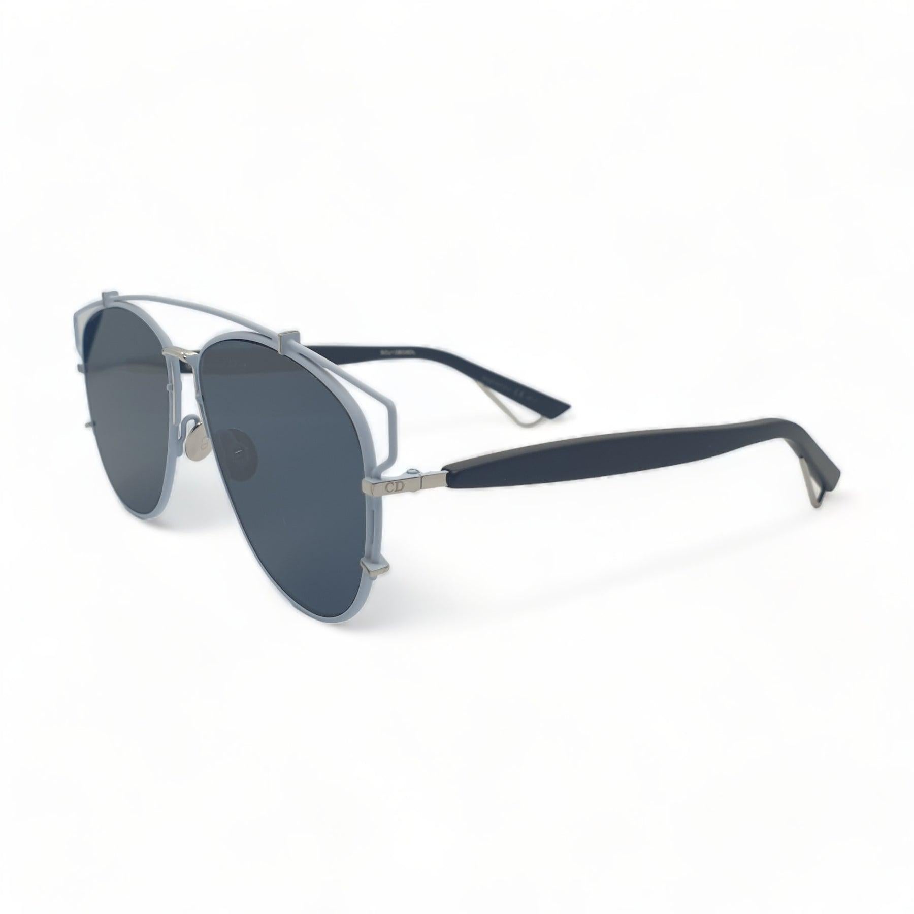 Dior Technologic Sunglasses in White

Additional information:
Frame Material: Metal
Frame Color: White
Lens Color: Blue
Style: PQX/A9
Style: Round
Mirror lens
57-14 145
Country: Italy