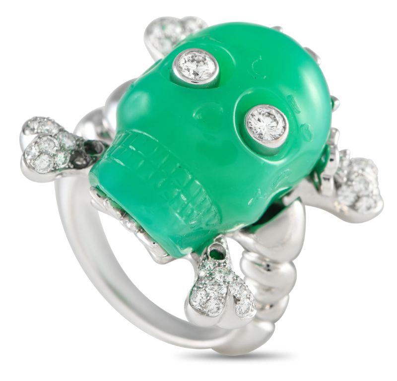 An iconic skull-and-crossbones motif adds edge to this impressive Dior Tete de Malle ring. The bright Chrysoprase skull at the center is elevated by an array of inset diamonds, including the ring's sparkling “eyes.” Crafted from 18K Yellow Gold,