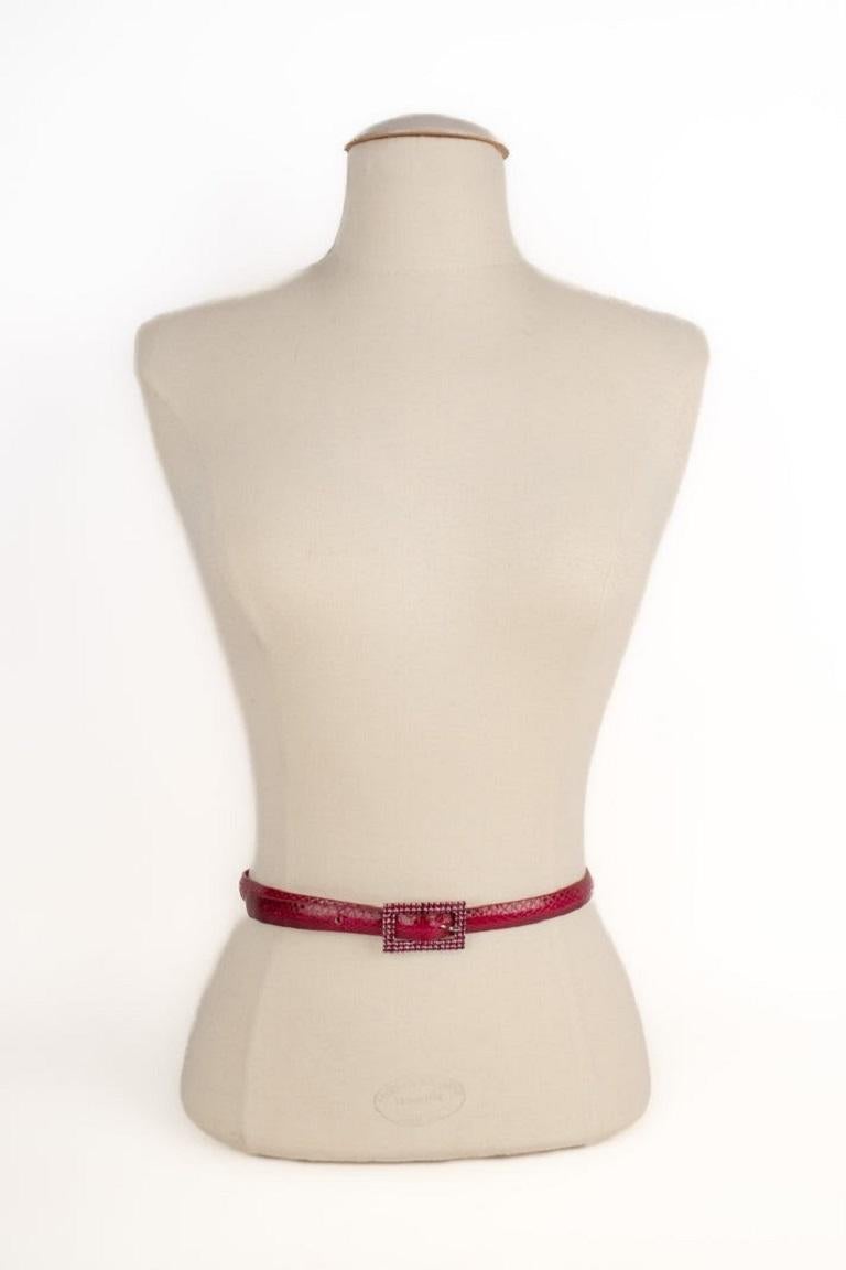 DIOR - (Made in Italy) Thin pink snake leather belt with a silvery metal buckle ornamented with rhinestones. Size 36FR indicated.

Additional information:
Condition: Very good condition
Dimensions: Total length: 77 cm

SKU:ACC136