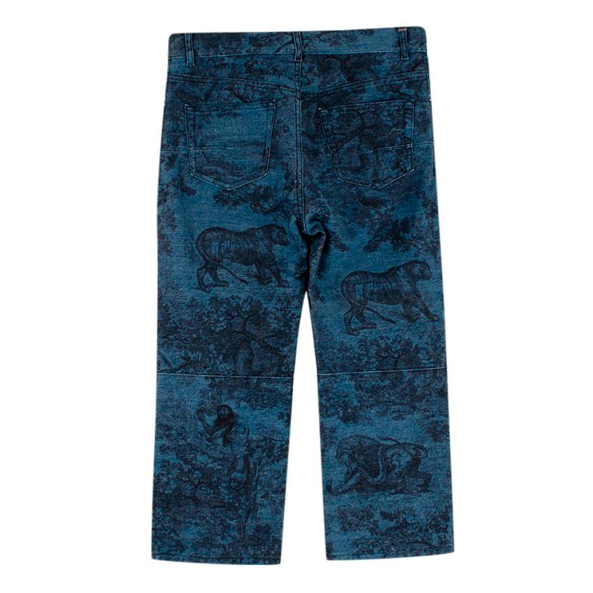 Dior Toile de Jouy Blue Jeans

- Indigoblaue Waschung 
- Schwarzer Blumen-/Tierprint 
- Hoch taillierter Schnitt 
- Seitentaschen und aufgesetzte Gesäßtaschen 
- Metallnieten 
- Verdeckter Reißverschluss und Hakenverschluss 

Materialien: 
100%