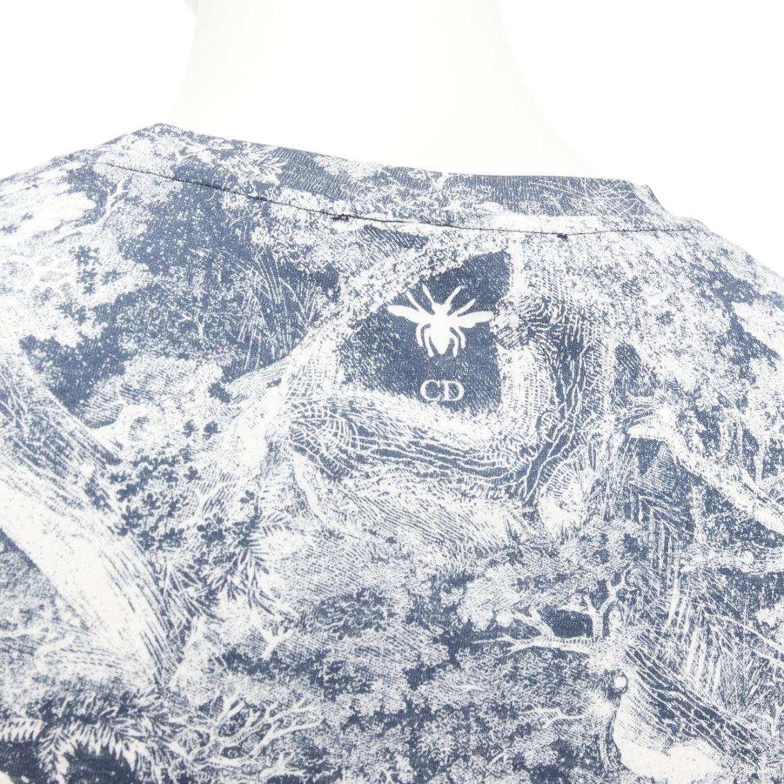 DIOR Toile De Jouy navy white tree tiger print cotton linen casual tshirt XS
Reference: AAWC/A00775
Brand: Dior
Designer: Maria Grazia Chiuri
Material: Cotton, Linen
Color: Navy, White
Pattern: Photographic Print
Closure: Slip On
Made in: