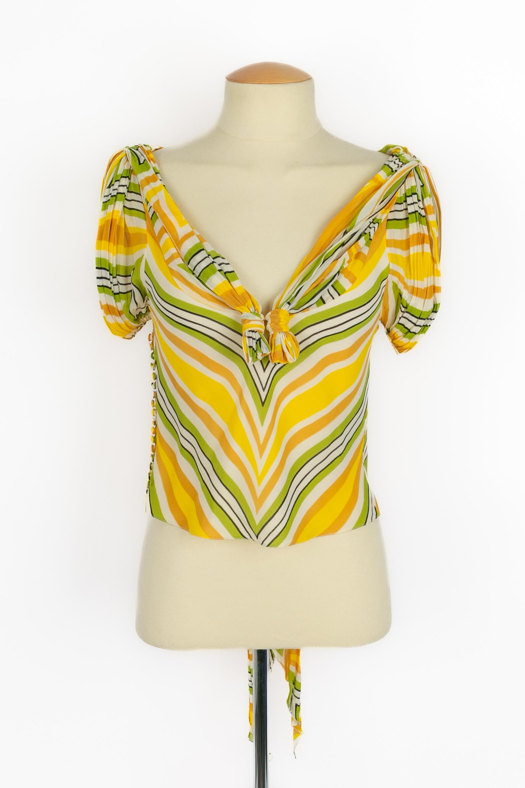 DIOR - (Made in France) Top de muselina de seda amarilla y verde. Talla 40FR. Colección Primavera-Verano 2003 bajo la dirección artística de John Galliano.

Estado:
Muy buen estado

Dimensiones:
Pecho: 36 cm - Largo: 57 cm

SKU:FH173