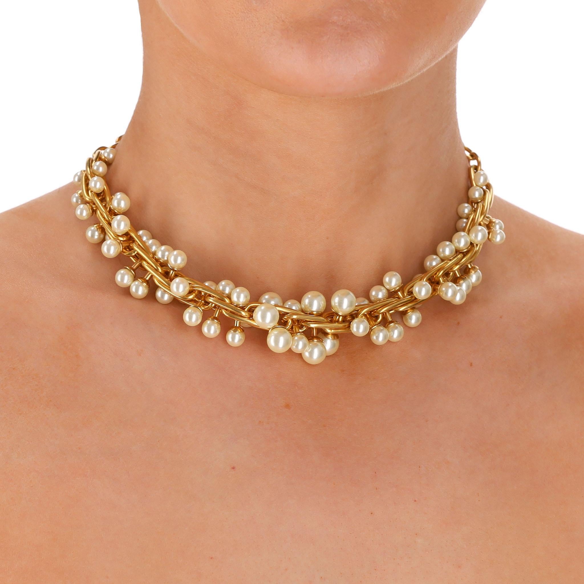 Adoriamo - Girocollo Dior TorsaDior impreziosito da perle di resina bianche

Girocollo in oro della Collezione TorsaDior con catena intrecciata e perle di resina bianca.

La chiusura a moschettone con l'iconico logo 