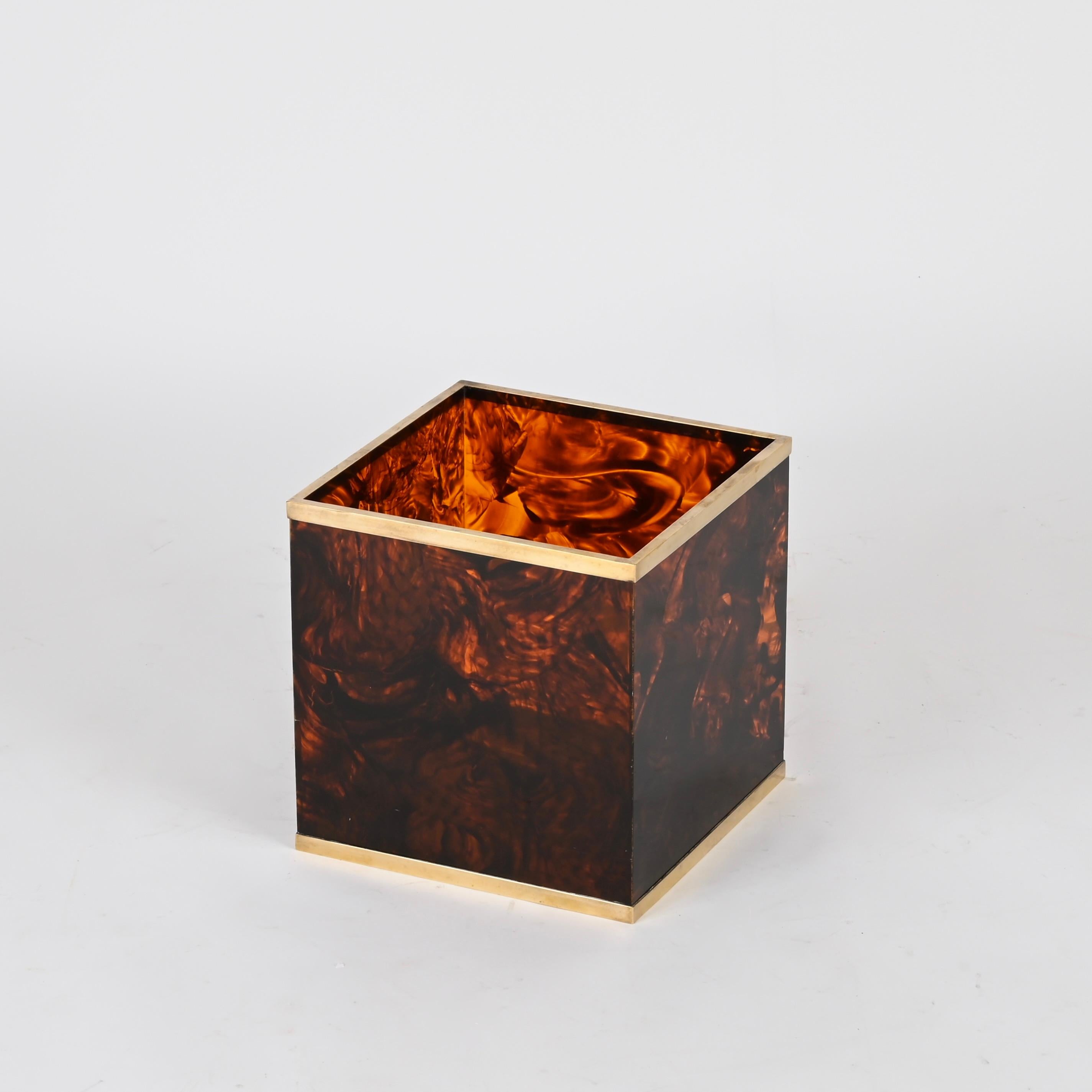 Straordinario portariviste a forma di cubo del Mid-Century realizzato in vibrante lucite effetto tartaruga con bordi in ottone. Questo elegante pezzo è stato prodotto in Italia negli anni '70 e il suo design è attribuito a una produzione di Dior