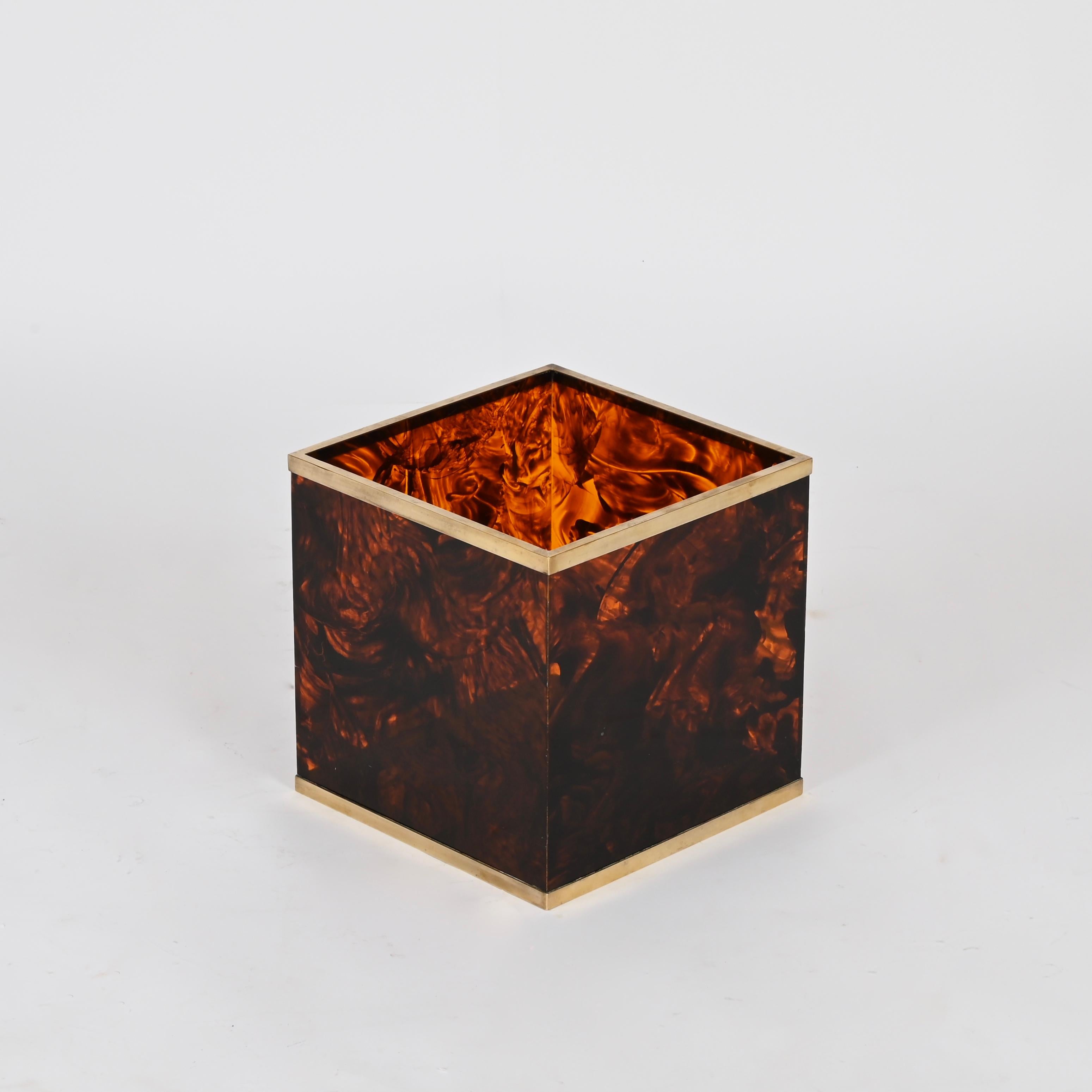 Italiano Portariviste cubico in lucite e ottone effetto tartaruga Dior, anni '70 in vendita