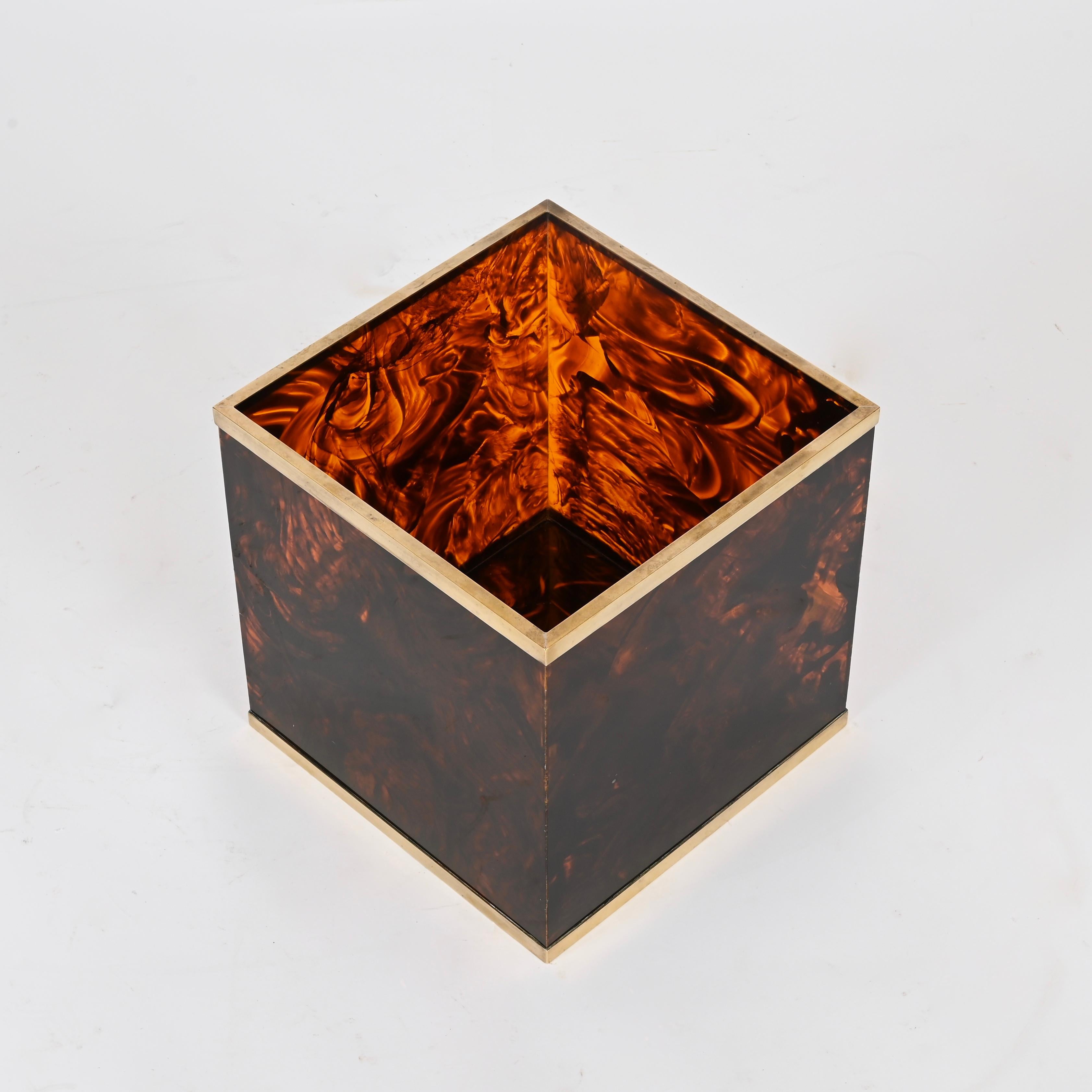 Fatto a mano Portariviste cubico in lucite e ottone effetto tartaruga Dior, anni '70 in vendita