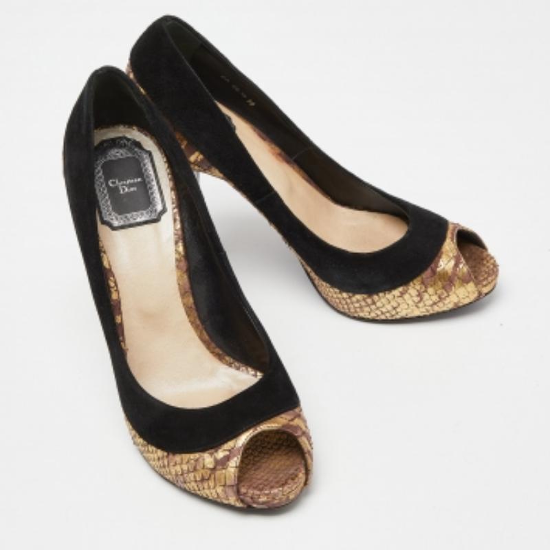 Setzen Sie mit diesen Designer-Pumps ein schickes Stil-Statement. Sie zeichnen sich durch einen robusten Absatz und eine strapazierfähige Sohle aus, perfekt für Ihre modischen Ausflüge!