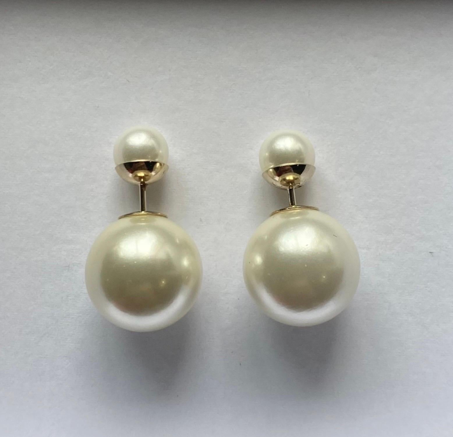 Dior tribal earrings, hole closure, featuring a large pearl on the front and a small pearl on the back, the metal parts are gold-colored, new, never used with box, the size of the large pearl has a diameter of 1.5cm