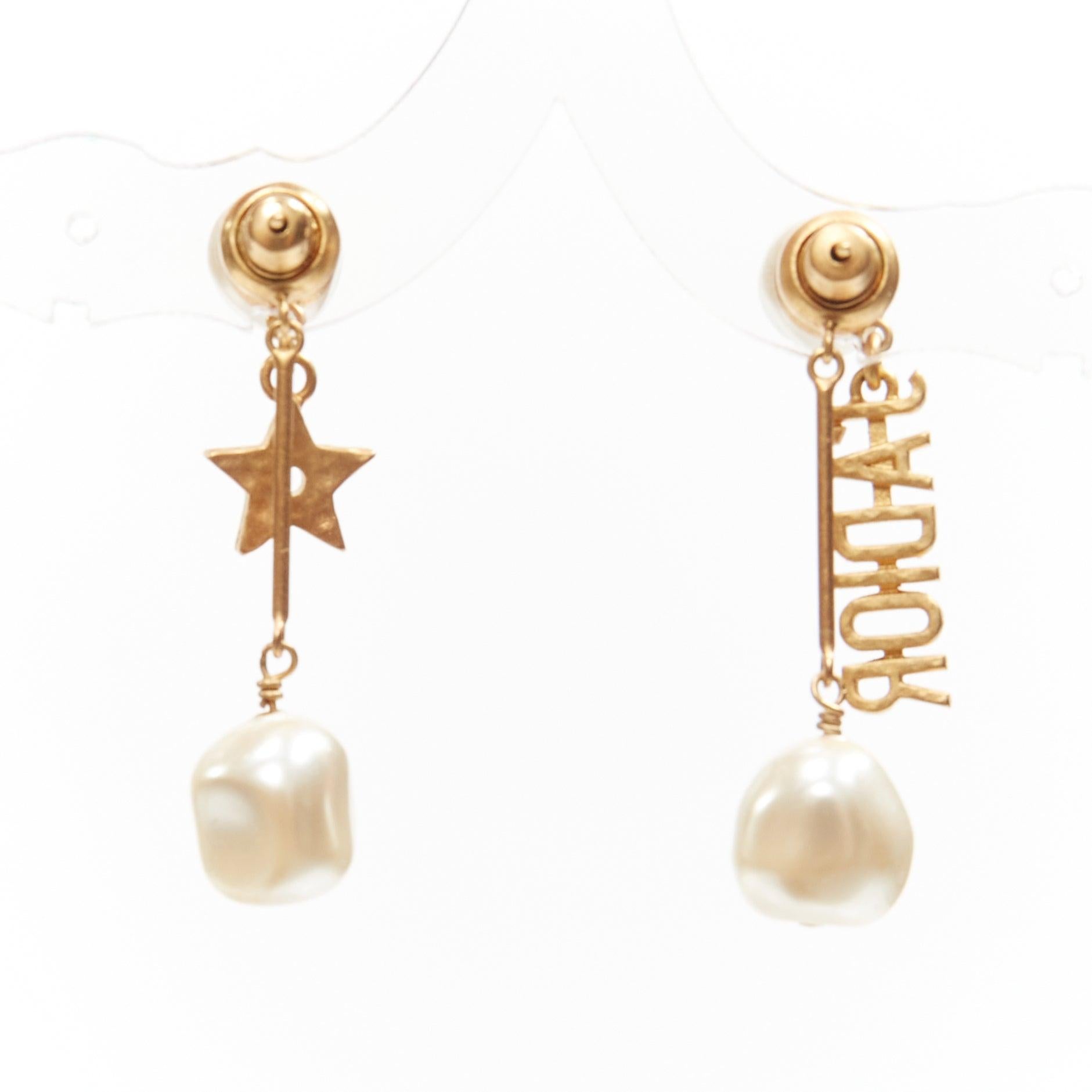 DIOR Tribale J'adior, paire de clous d'oreilles asymétriques en or avec fausse perle en forme d'étoile pendante Excellent état - En vente à Hong Kong, NT