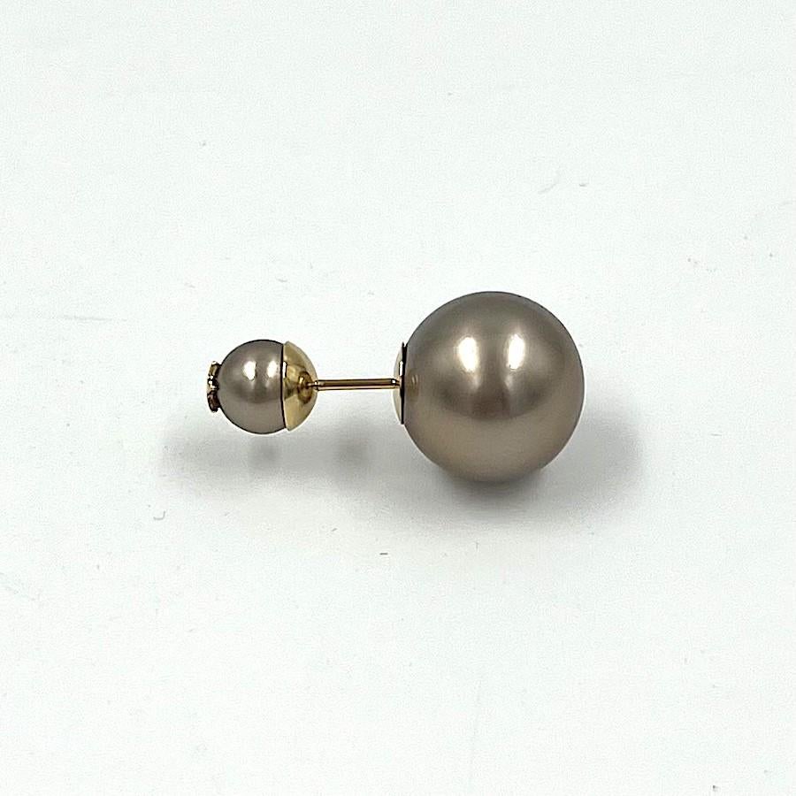 DIOR Tribales bronze pearl stud earrings.
Never worn.
Country of manufacture: Germany.
Dimensions: 1.6 diameter of a pearl.

Will be delivered in dustbag and DIOR bag.