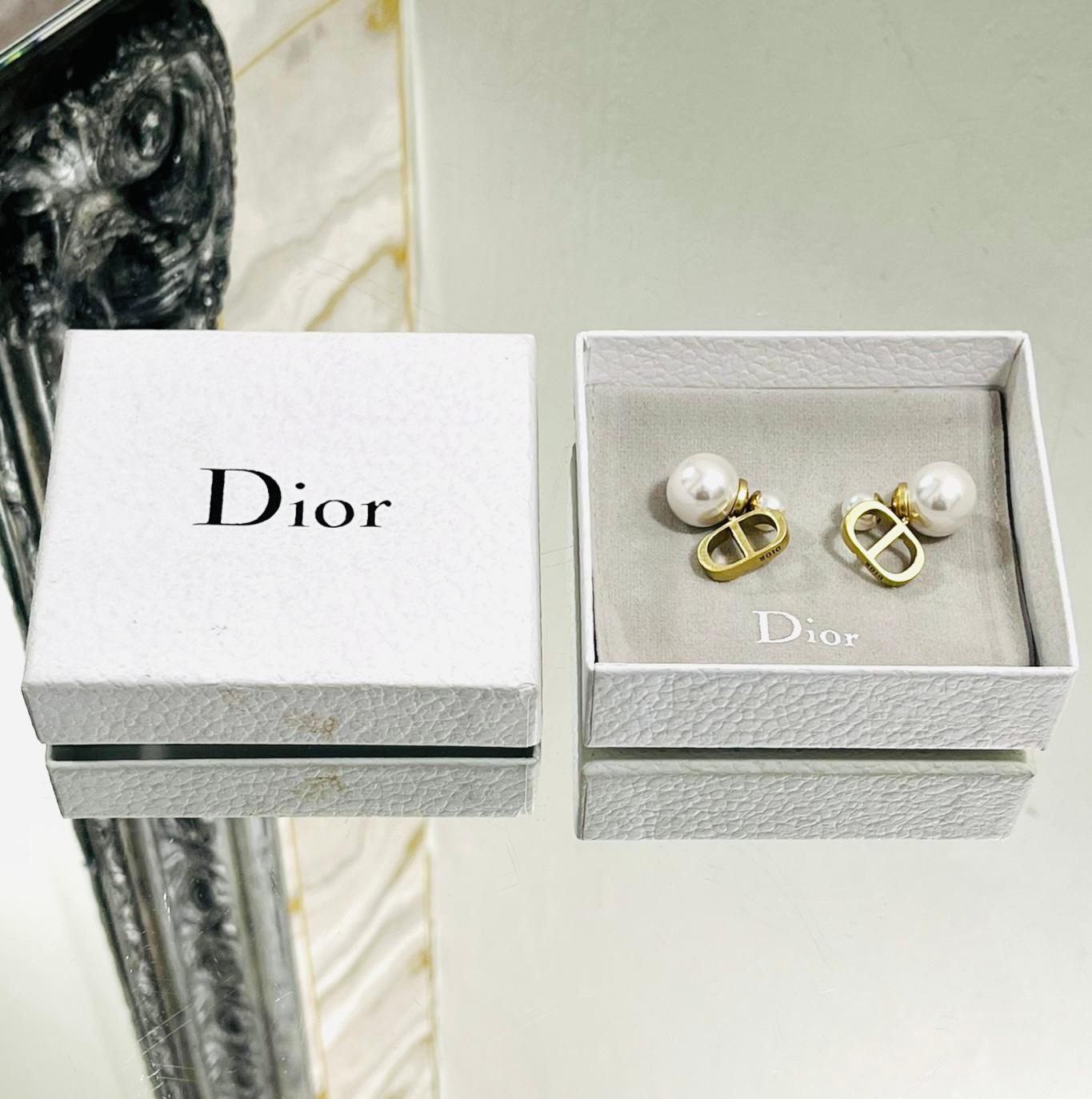 Dior Tribales 'CD' Logo White Resin Pearl Earrings

Antique gold clip-on earrings designed in 'CD' signature shape.

Featuring white resin pearl base and tiny pearl detailing to rear.

Styled with 'Dior' engravement to the metal parts. Rrp