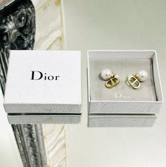 Dior Tribales 'CD' Logo Boucles d'oreilles en perles de résine blanche