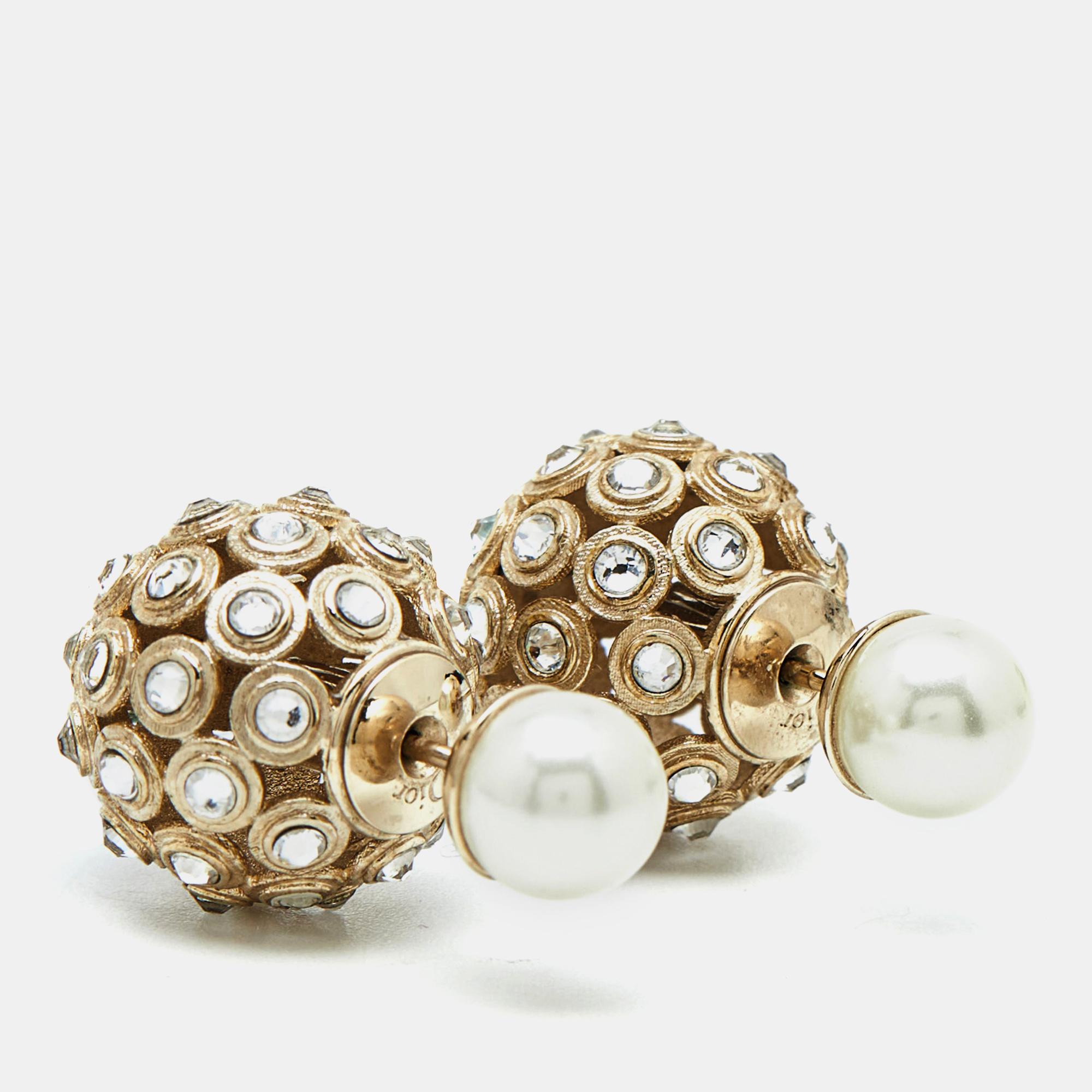 This pair of studs from Dior is made from high-quality metal in contrasting tones that will look classic on formal dresses. The polished, small, and round stud on the top offers a neat appearance while the bulging bulb on the back adds extravaganza