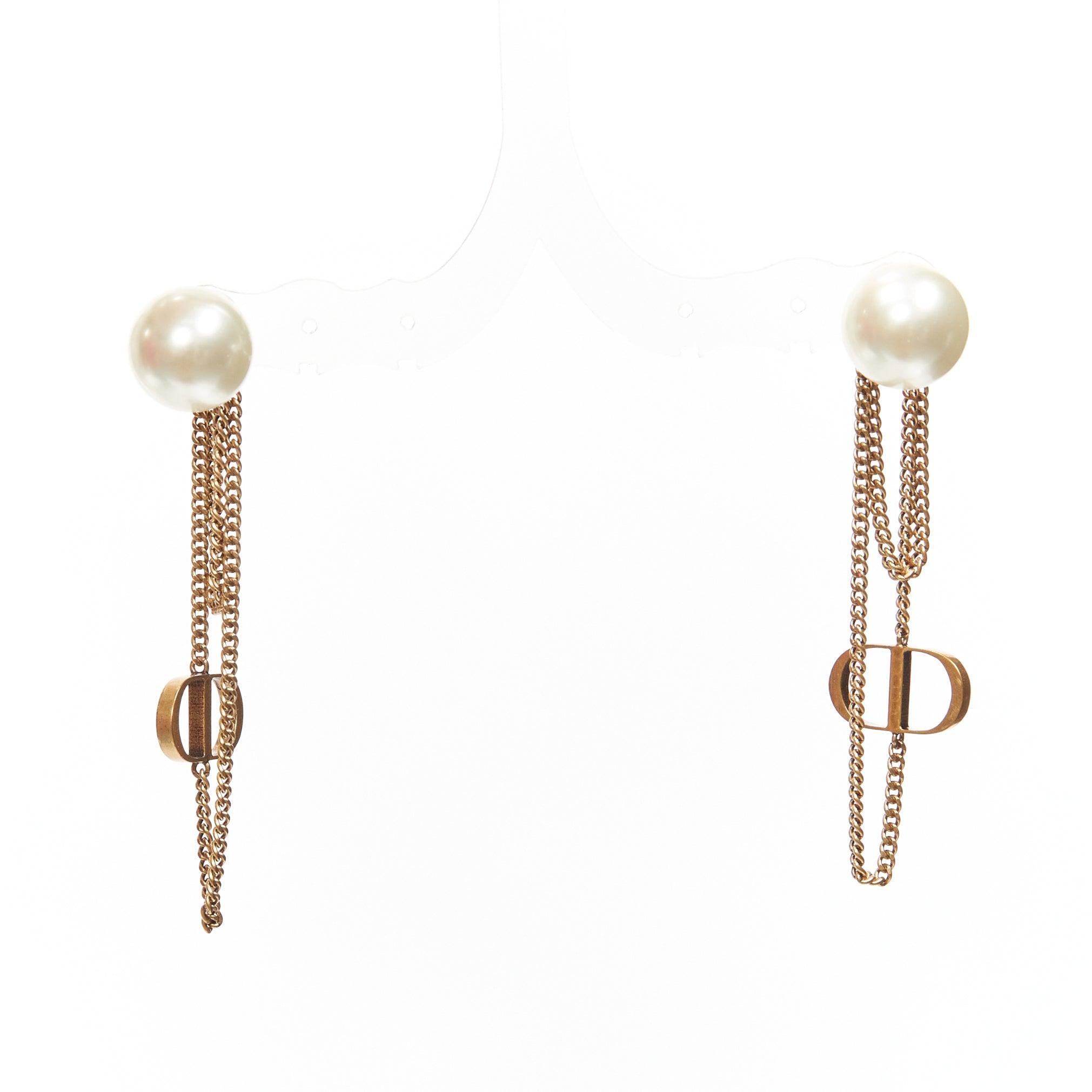 DIOR Tribales doble perlas CD encanto gota colgante cadena pin pendientes par
Referencia: AAWC/A01058
Marca: Dior
Diseñadora: MARIA GRAZIA CHIURI
Material: Metal
Color: Bronce
Patrón: Sólido
Cierre: Pin
Forro: Metal dorado

CONDICIÓN:
Estado: