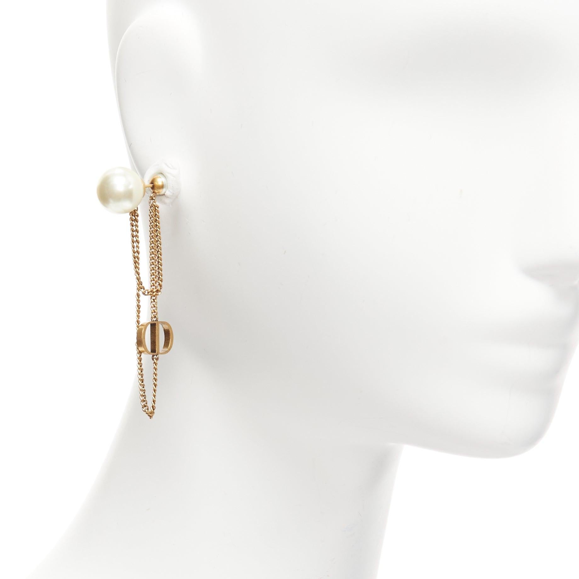 DIOR Tribales double pearls CD charm drop dangling chain pin earrings pair
Reference: AAWC/A01058
Brand: Dior
Designer: Maria Grazia Chiuri
Material: Metal, Faux Pearl
Color: Bronze, Pearl
Pattern: Solid
Closure: Pin
Lining: Gold