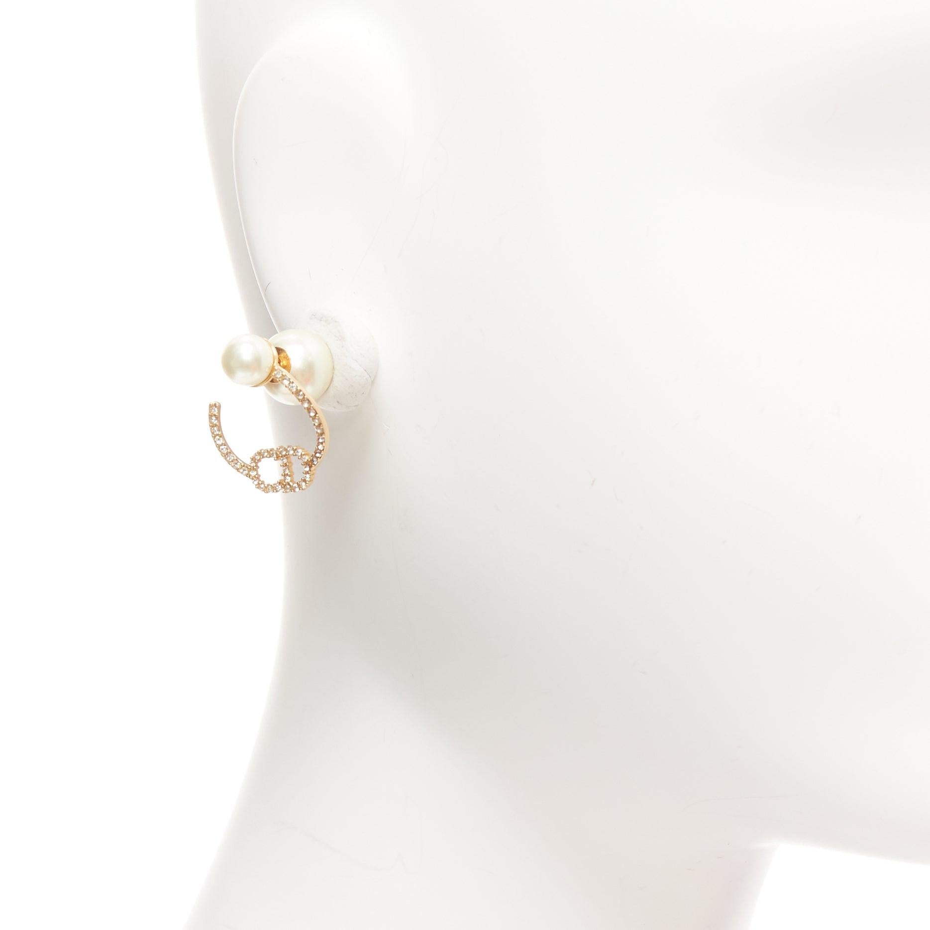 DIOR Tribales gold metal crystal pave CD orbital faux pearl pin earrings pair
Reference: AAWC/A00905
Brand: Dior
Designer: Maria Grazia Chiuri
Collection: Tribales
Material: Metal, Faux Pearl
Color: Gold, Pearl
Pattern: Solid
Closure:
