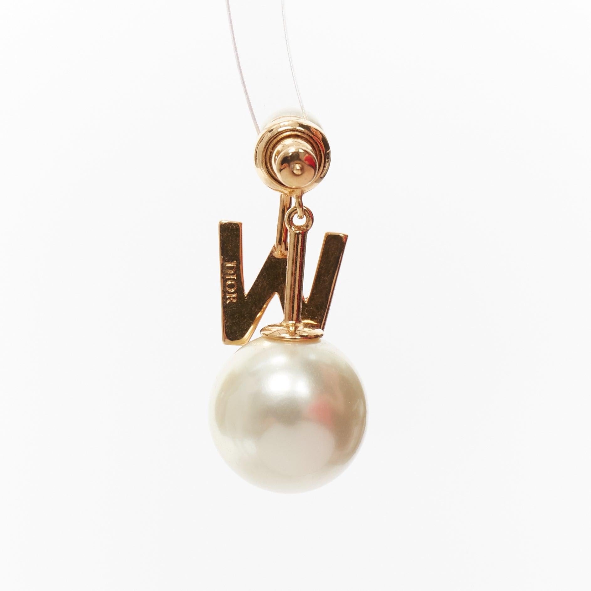 DIOR Tribales gold metal Letter W faux pearl dangling pin earring single In Excellent Condition In Hong Kong, NT