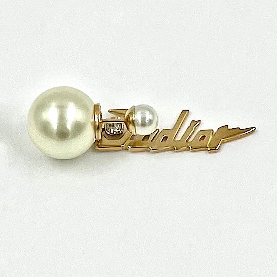 DIOR Tribales JADIOR Stud Earrings in Gilt Metal and pearls.
Never worn.
Made in Germany.
Dimensions: pearl diameter 1.4 cm, Jadior 3.5 x 0.5 cm
Will be delivered in its original DIOR dustbag