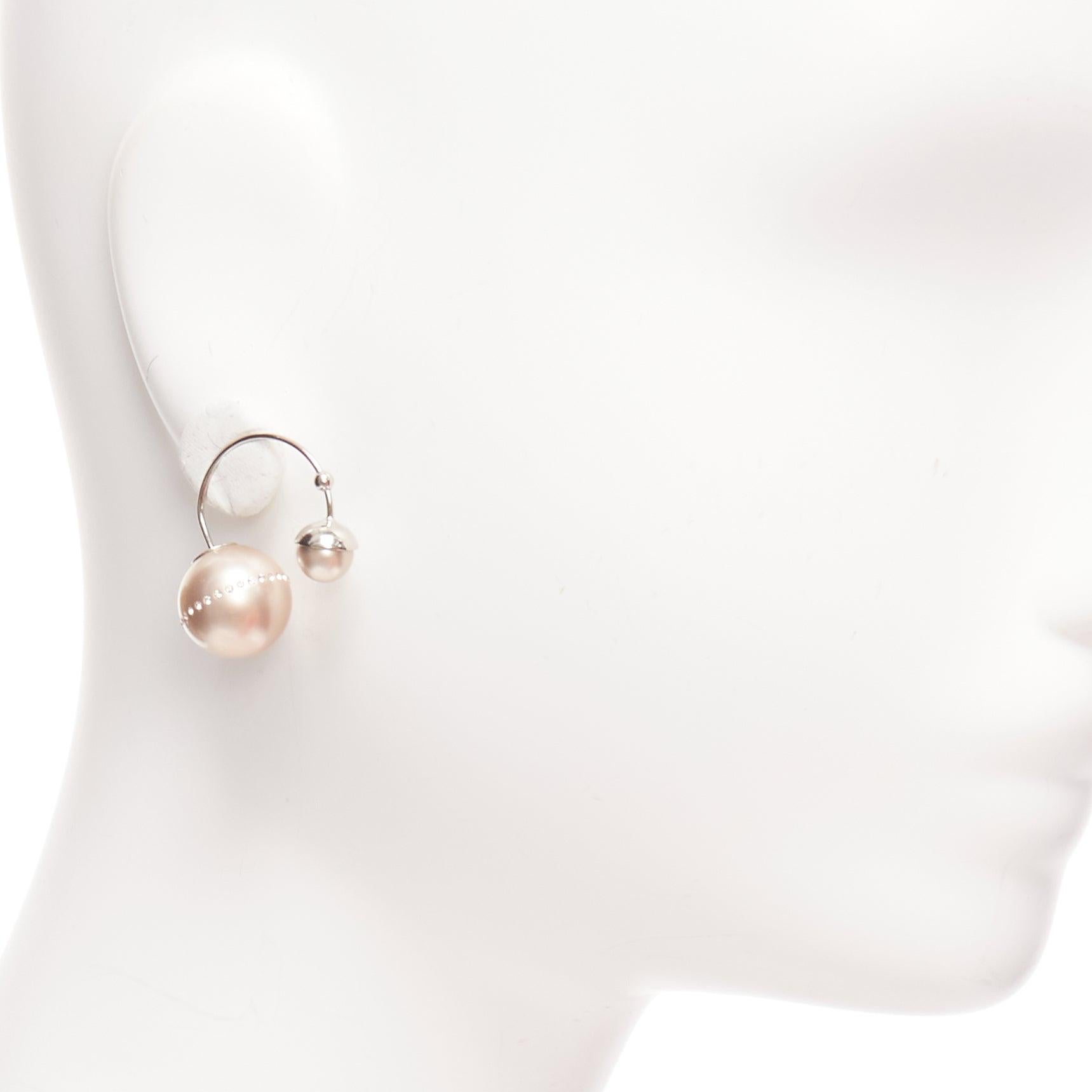 DIOR Tribales Orecchini a perno con perle finte rosa pealescente e cristalli orbitali Coppia
Riferimento: AAWC/A00916
Marchio: Dior
Stilista: MARIA GRAZIA CHIURI
Collection'S: Tribales
Materiale: Perla finta
Colore: Rosa, Argento
Modello: Tinta