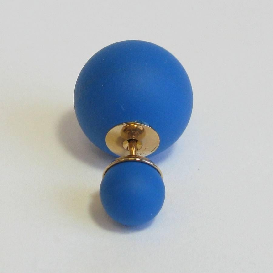 DIOR stud earring 'Tribales DIOR' in blue gum. One Earring. 

In very good condition

Dimensions: length between beads: 2.5 cm

Will be delivered in a new, non-original dust bag