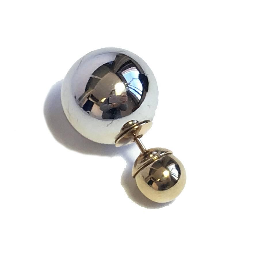 DIOR ' Tribales'  stud earring in silver and gilded metal.

In very good condition. Tiny micro scratches on the silver bead.

Dimensions: length between the 2 beads: 2.5 cm

Will be delivered in a new, non-original dust bag