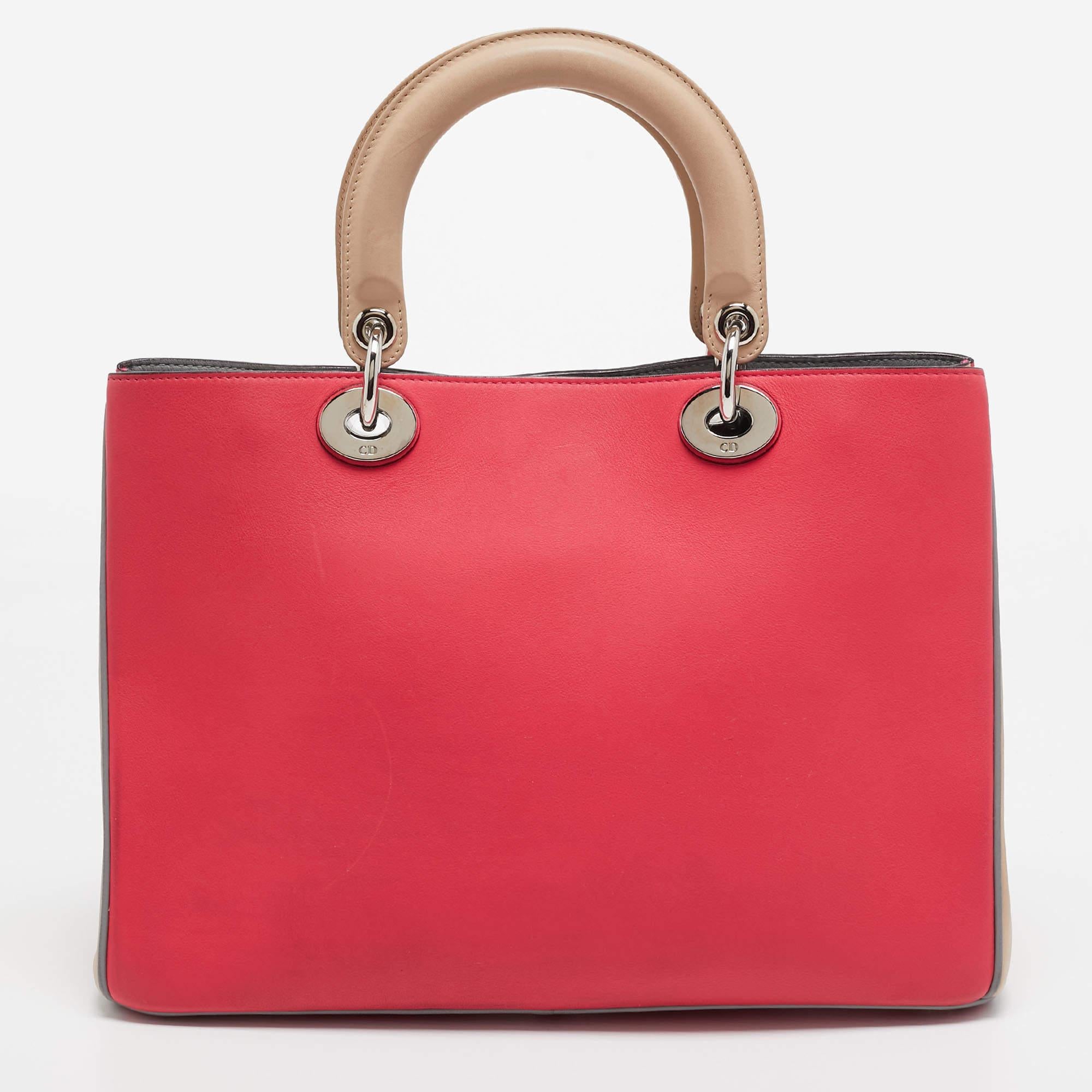 Dior s'assure que vous disposez d'un merveilleux accessoire pour vous accompagner au quotidien avec ce sac bien conçu. Il a un look caractéristique et une taille pratique.

Comprend : Pochette d'origine, carte d'authenticité, sangle amovible

