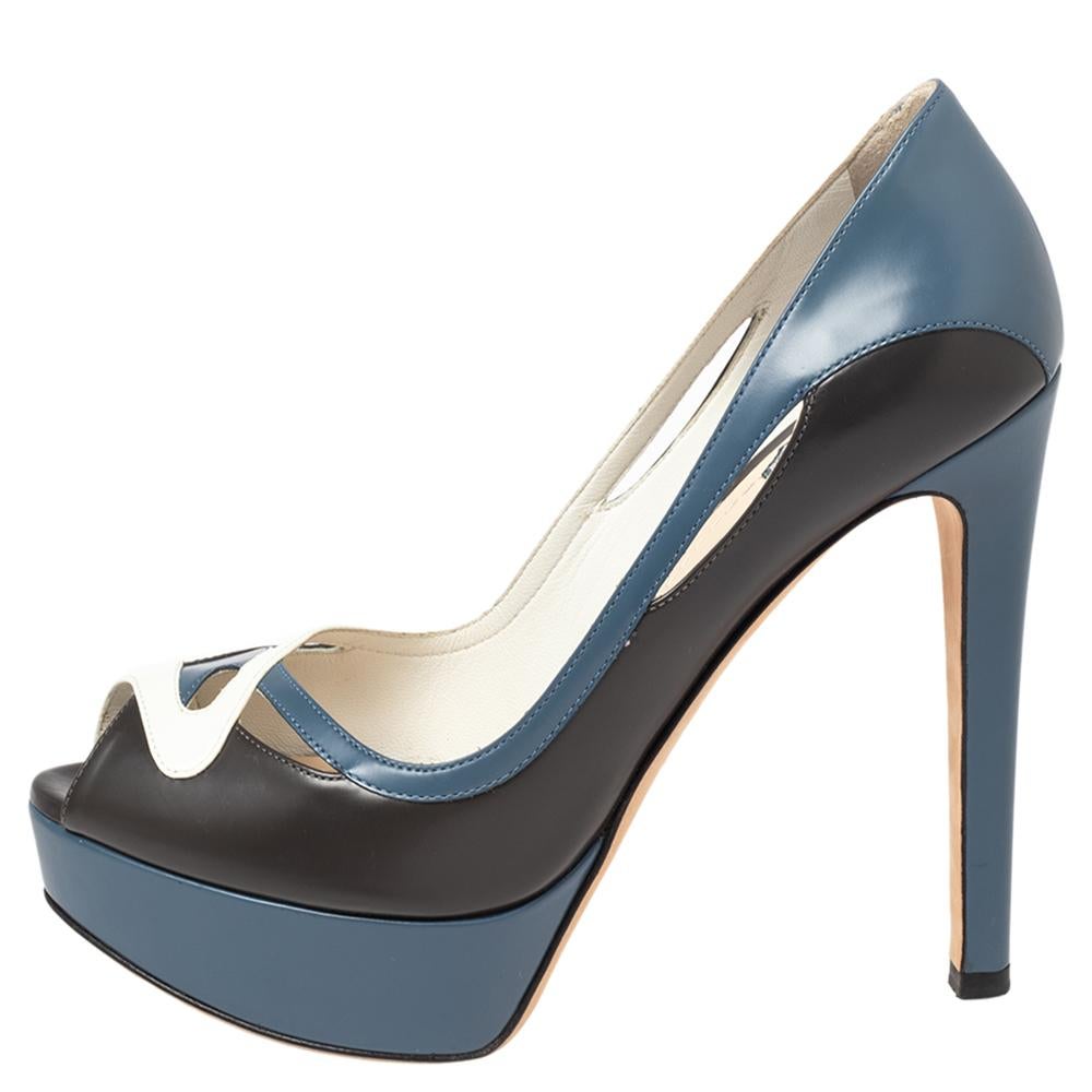 Your shoe closet is missing this pair of pumps from Dior. Crafted out of patent leather, the pumps bring a charming design and an elegant allure. They feature peep toes, platforms, and 13.5 cm heels supported by platforms. Feel stylish in this pair