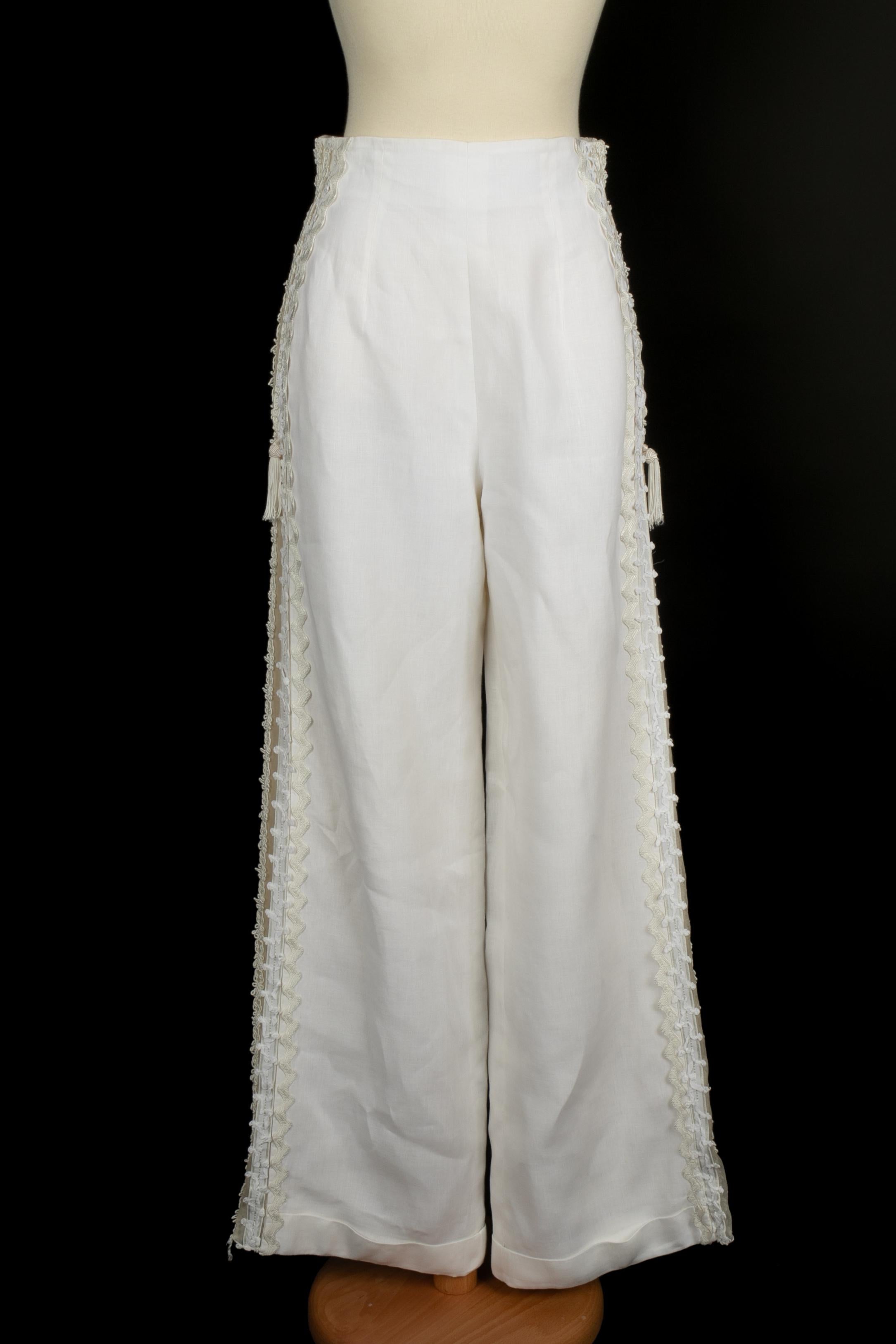 DIOR - (Made in France) Pantalon en lin blanc cousu de rubans. Etiquettes de taille et de composition manquantes, il convient à un 36FR.

Condit :
Très bon état.

Dimensions :
Taille : 30 cm - Hanches : 40 cm - Longueur : 108 cm

SKU:FJ137