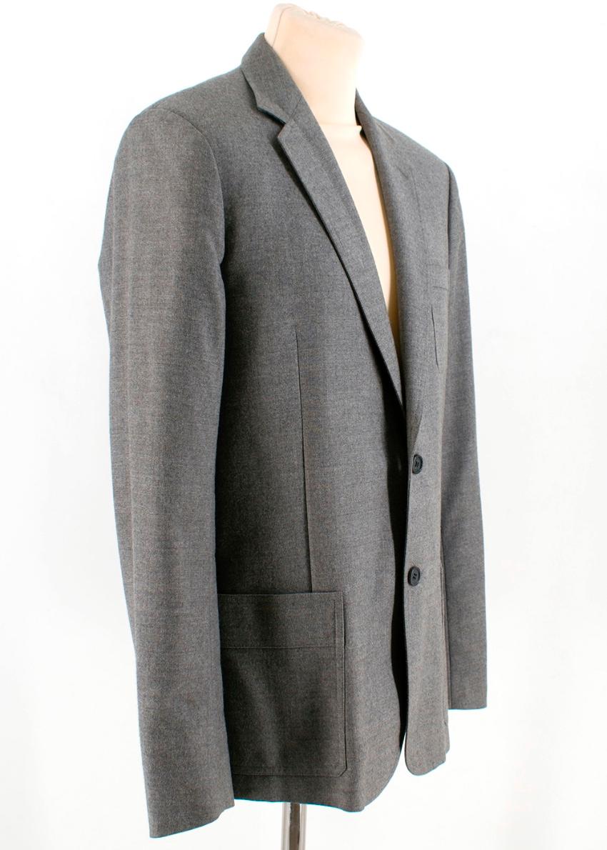 Dior Homme 2 Button Grey Wool Suit Jacket 


The grey blazer jacket is made from refined wool twill and features horn button fastening throughout. Finished with a topstitched pocket on the chest and large pockets on the sides, the versatile blazer