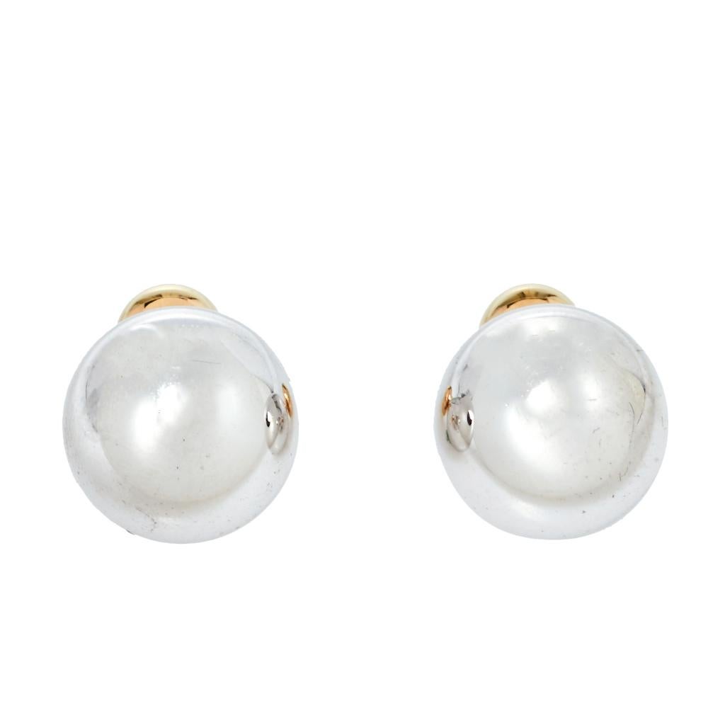 These Tribales stud earrings by Dior flaunts a stylish and luxurious appearance. These earrings showcase a small gold-tone stud that sits on the ear while the larger one in silver-tone peeks out from behind the lobe. Pair yours with exclusive