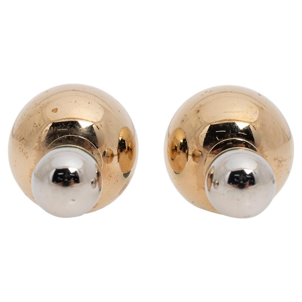 These Tribales stud earrings by Dior flaunts a stylish and luxurious appearance. These earrings showcase a small silver-tone stud that sits on the ear while the larger one in gold-tone peeks out from behind the lobe. Pair yours with exclusive