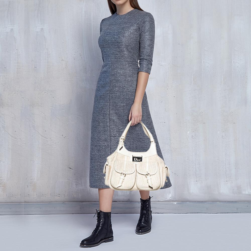 Realizzata in tela e pelle Oblique, porta con te tutti i tuoi oggetti essenziali in questa borsa comoda e alla moda. Indiscutibilmente elegante e dal design brillante, non puoi sbagliare con questa borsa color vaniglia dotata di molteplici tasche