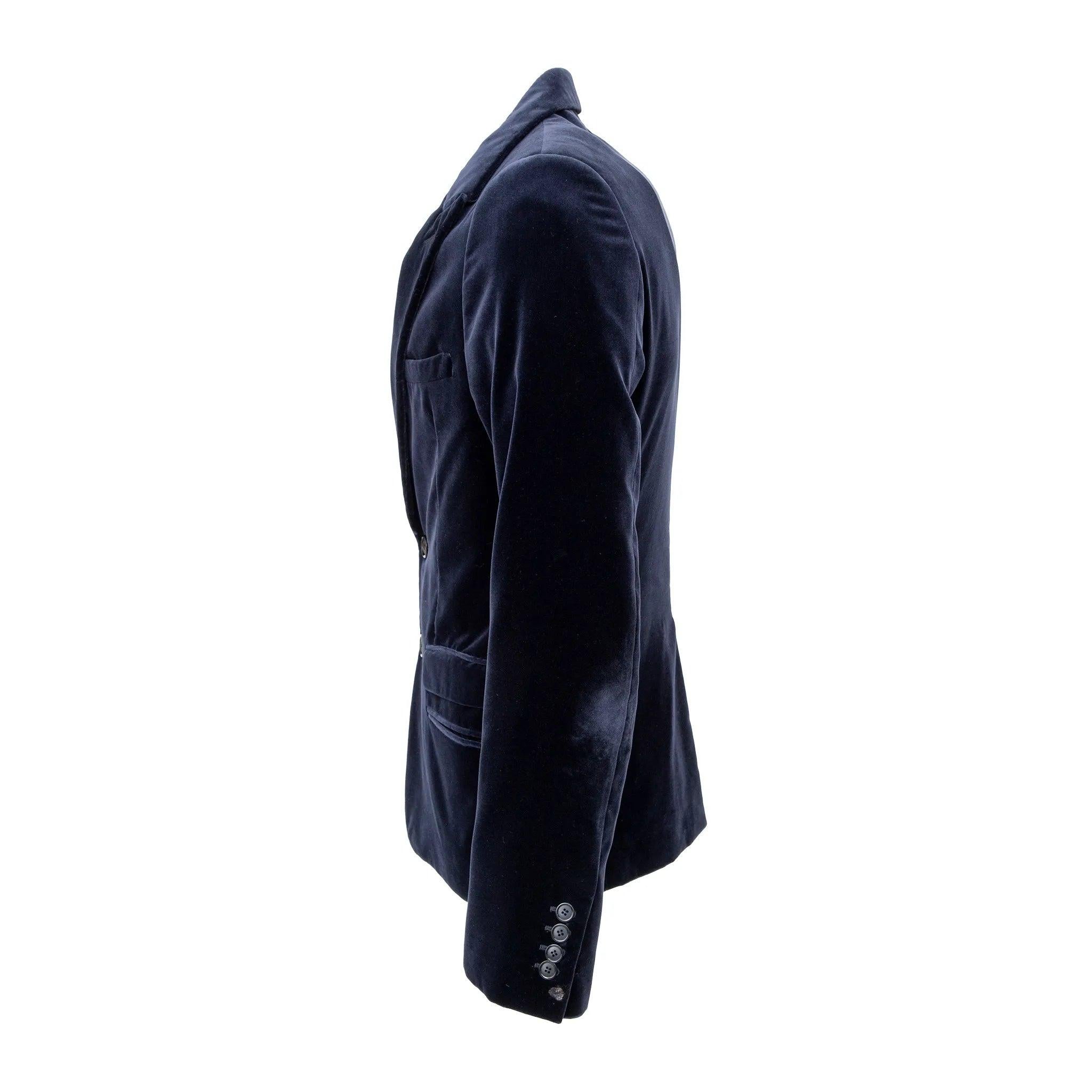 Blazer Dior in velluto blu navy in 100% cotone. Presenta un classico colletto con revers, chiusura a due bottoni e tasche con patta. 
 Osservazioni: C'è una piccola imperfezione vicino ai bottoni e al polsino della manica. 
 Materiale: 100% cotone 
