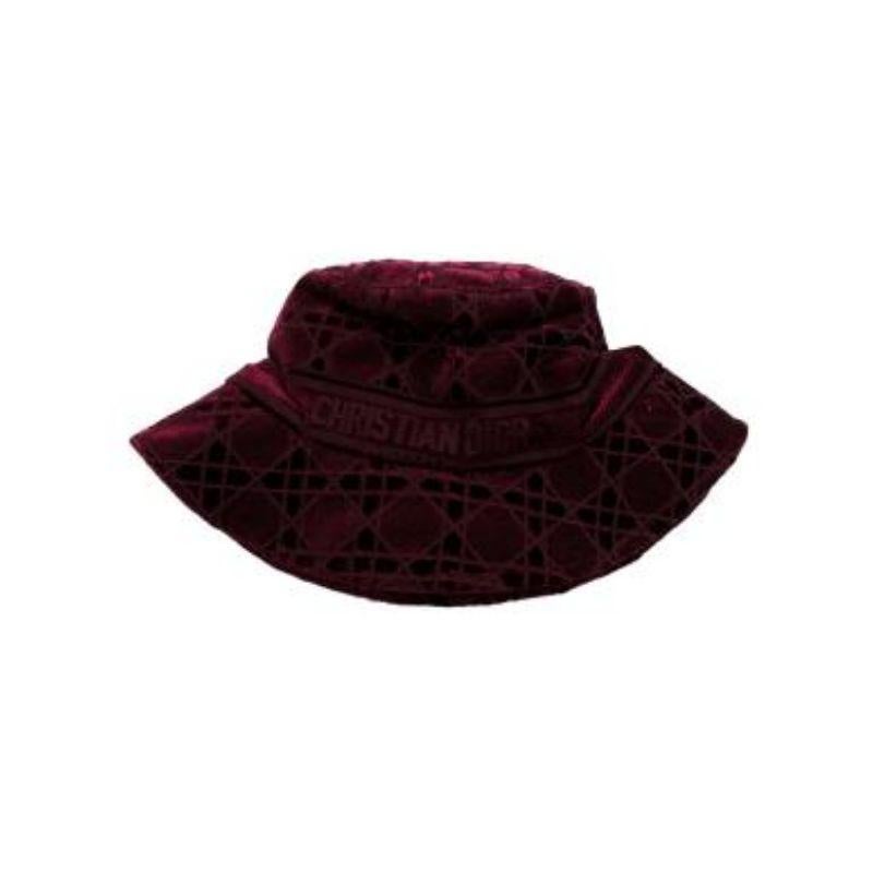 Dior Velvet D-Bobby Burgundy Bucket Hat - Size 57

- Velvet body 
- All over cannage jacquard pattern 
- Embroidered Christian Dior logo 

Materials:
55% Cotton
45% Viscose
Lining: 100% Cotton 

Made in Italy 

PLEASE NOTE, THESE ITEMS ARE PRE-OWNED