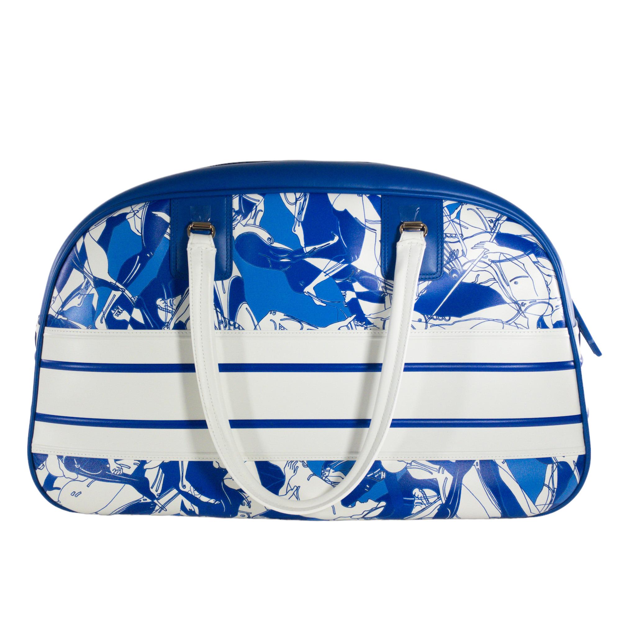 Dior Vibe Large Bowling Bag

This is an authentic Dior Vibe Bowling Bag in size Large. Blue and white printed leather with rubber treaded base. Zip top opening. Two wrapped leather handles. Lined with beige fabric.

Additional information:
Included