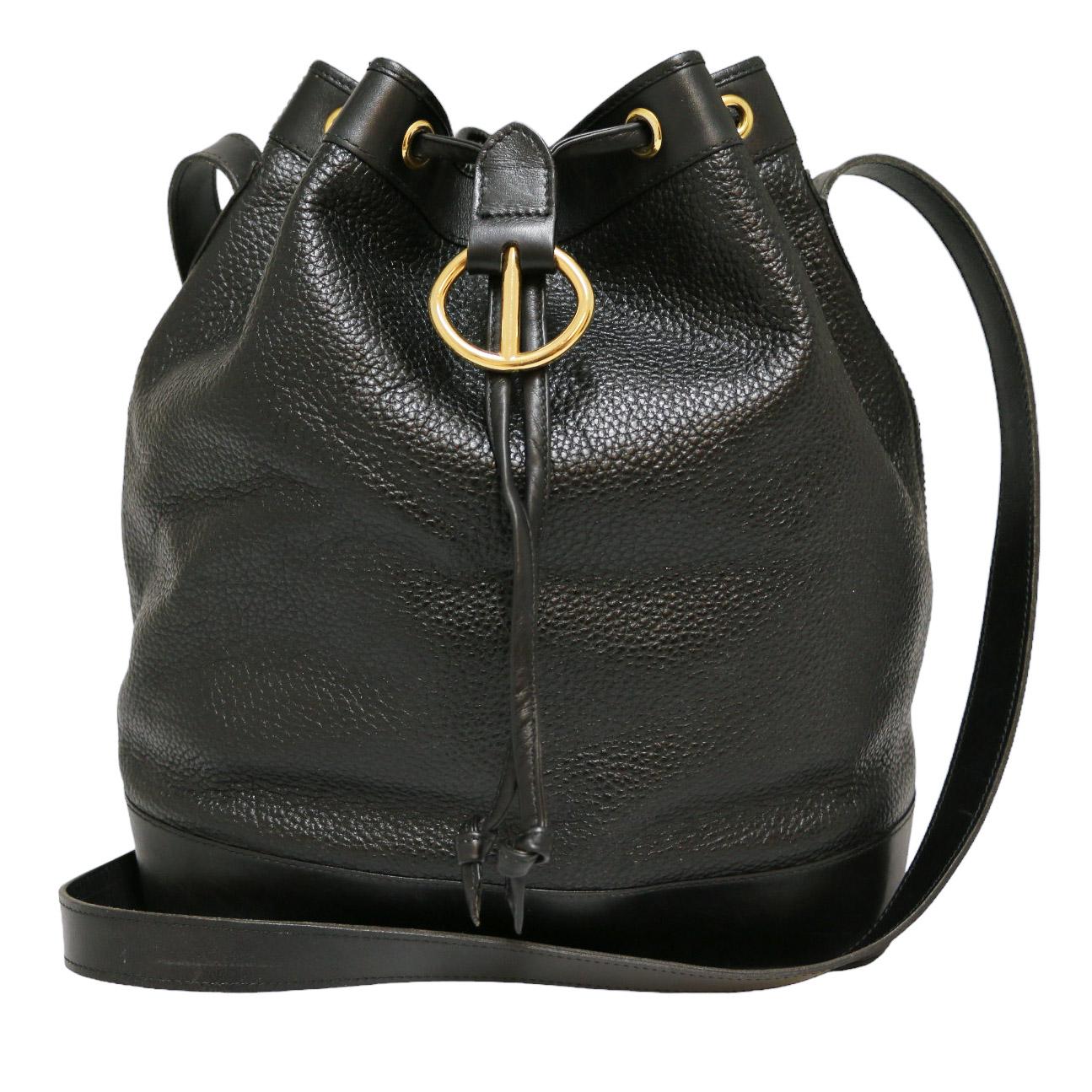 Vintage CHRISTIAN DIOR grained black leather bucket bag
Condition : very good
Made in France
Gender : woman
Material : grained leather
Lining: smooth black leather
Color : black
Measurements : 26 x 28.5 x 15 cm
Shoulder strap : 115-120 cm
Hardware :