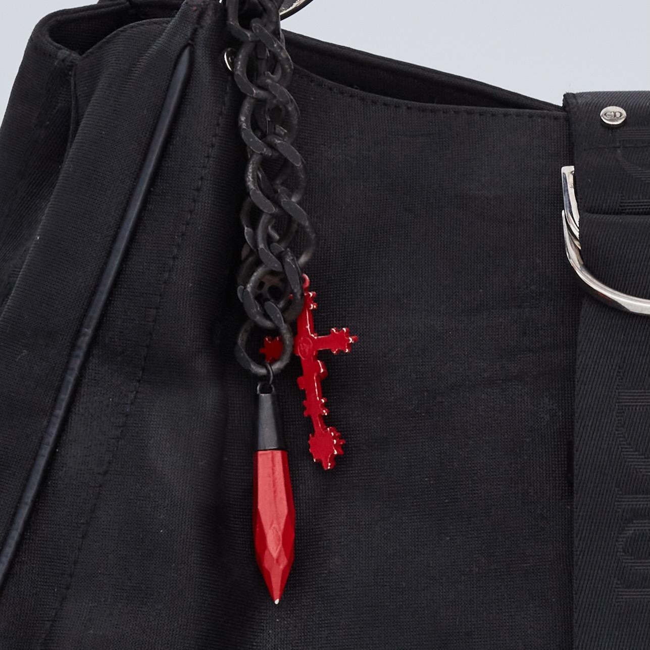 Dior Vintage Umhängetasche aus schwarzem Segeltuch mit rotem Kreuz-Charm (2003) im Angebot 5