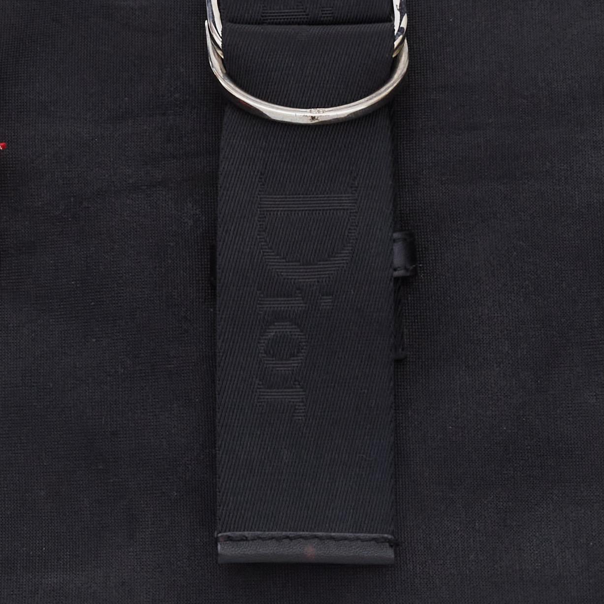 Dior Vintage Umhängetasche aus schwarzem Segeltuch mit rotem Kreuz-Charm (2003) im Angebot 6
