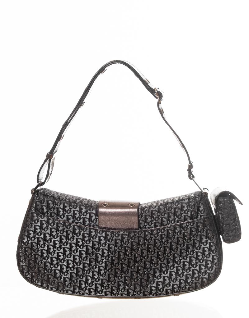 Ce sac est issu de la collection Street Chic 2003 de Dior et est réalisé en toile grise avec un monogramme Diorissimo imprimé en noir. Il présente une forme très structurée, un rabat avant doté d'une ceinture supérieure avec fermeture à