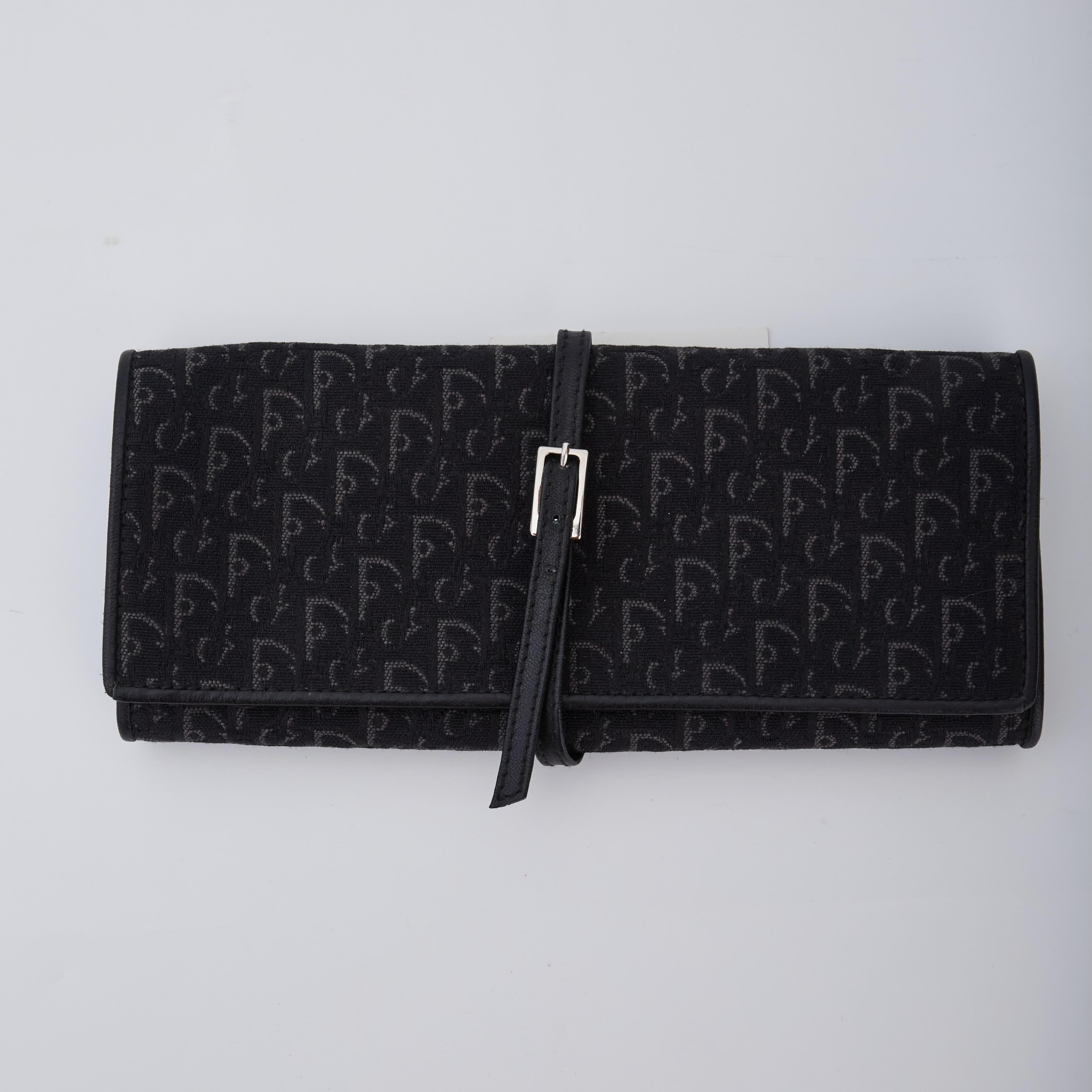 COLOR: Black
MATERIAL: Canvas
MEASURES: L 7” x W 3”
CONDITION: New

Made in France