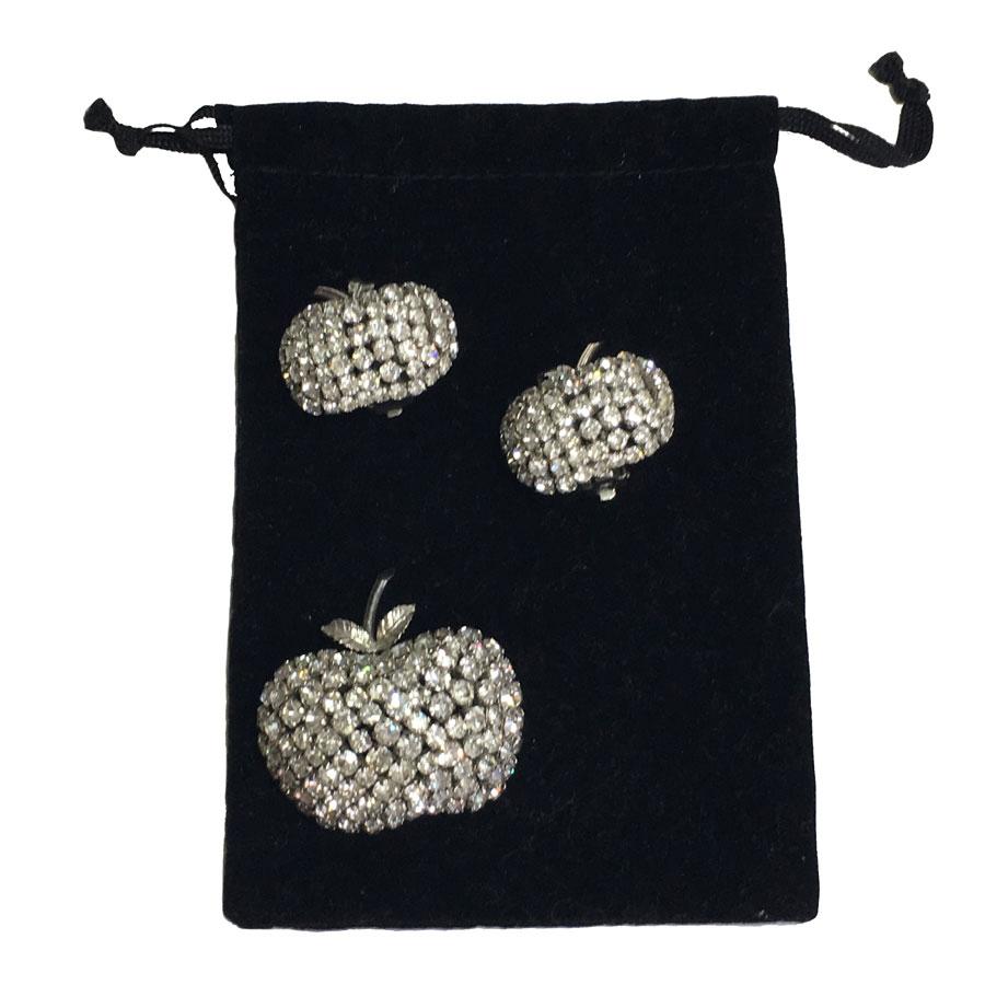 Glamour! Very beautiful CHRISTIAN DIOR set including an apple-shaped brooch while rhinestones and silver metal and the matching clip earrings.
In very good condition. Pictogram of the mark on the back of each piece of jewelry. The clips are light to