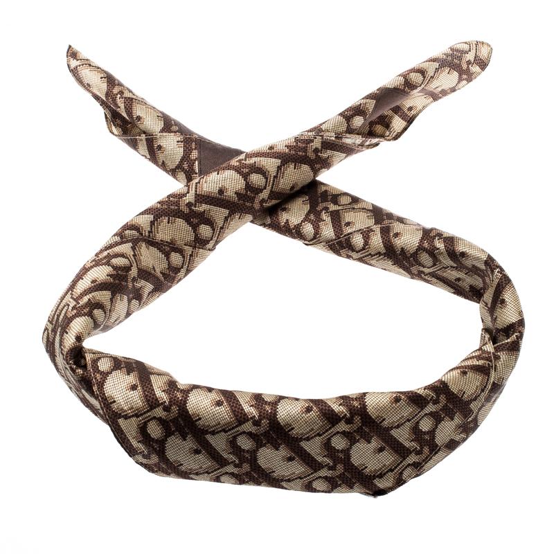 Woven in a quality blend of silk and cotton, this scarf from Dior, cut in a square shape, is enhanced with a signature print all over accompanied by a number 2 embroidery. It'll be the focal point of your ensemble when paired with smart suits and