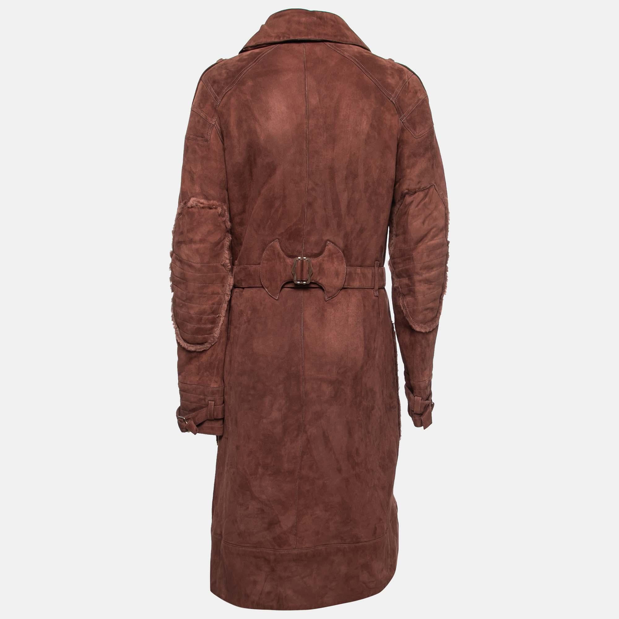 This coat brings you both class and luxury as you wear it. It is highlighted with long sleeves and classic details, thus granting a polished, formal finish.

