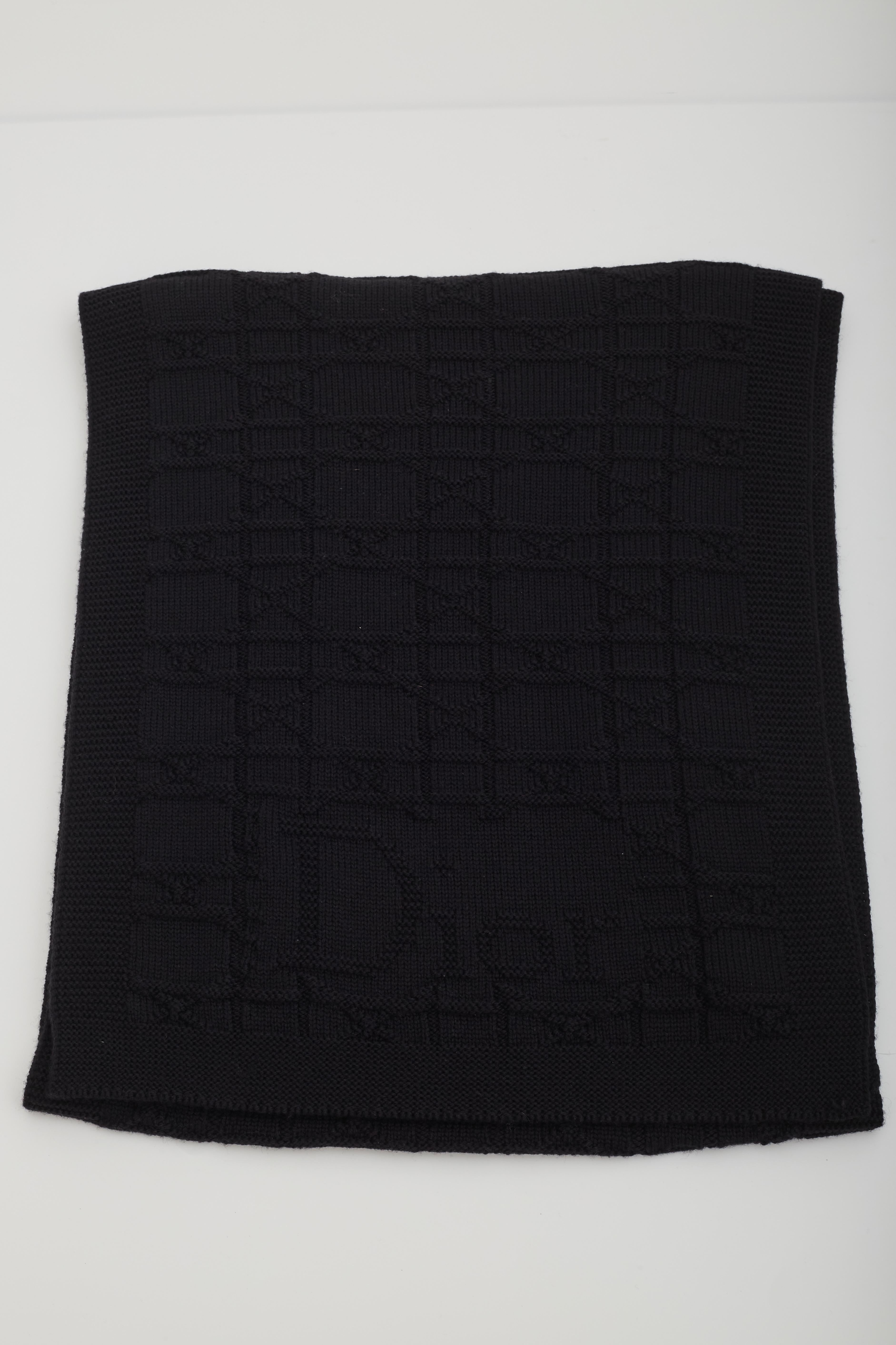 Dior Vintage Cannage Black Wool Scarf (Like New) In Excellent Condition For Sale In Montreal, Quebec